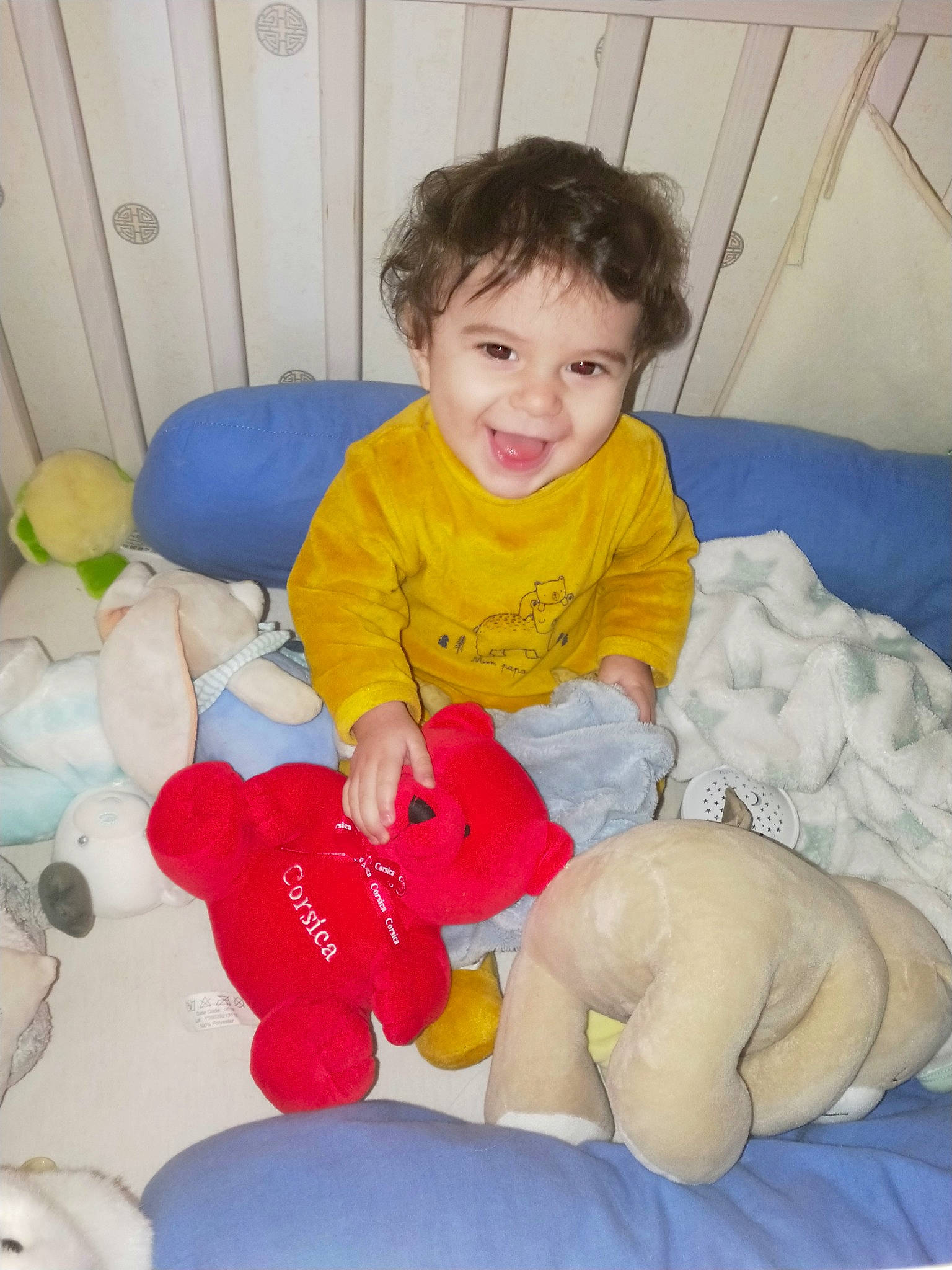 Gabriel a rejoint le concours — aidez-le/la à gagner de superbes lots ! arm, baby_toddler_clothing, child, comfort, event, fun, happy, head, joy, lap, mammal, people, person, play, room, sitting, smile, t_shirt, textile, toddler
