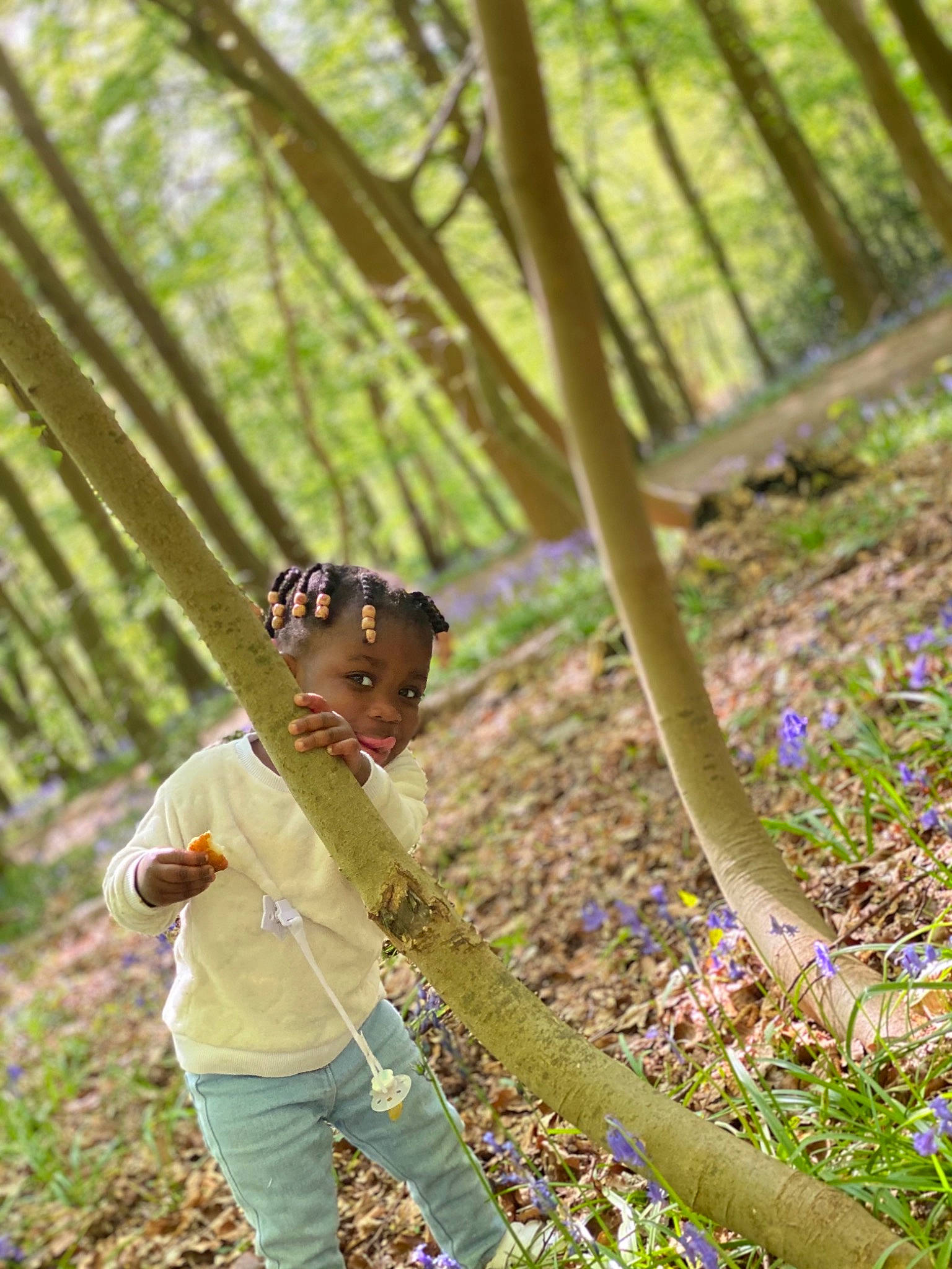 Kiya a rejoint le concours — aidez-le/la à gagner de superbes lots ! botany, branch, child, forest, fun, grass, happy, hat, leaf, leisure, people_in_nature, person, plant, recreation, soil, sunglasses, terrestrial_plant, toddler, tree, wood