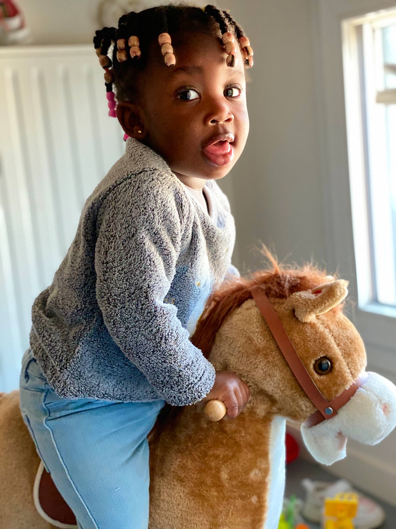 Kiya a rejoint le concours — aidez-le/la à gagner de superbes lots ! baby, baby_toddler_clothing, curtain, doll, face, fashion_design, fawn, happy, head, headgear, neck, outerwear, person, skin, sleeve, stuffed_toy, toddler, toy, window, wool