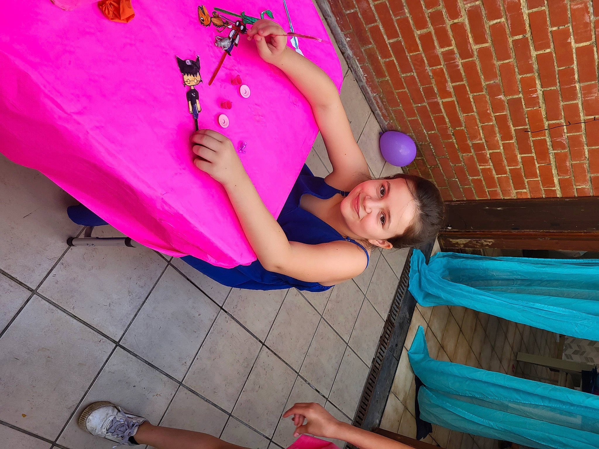 Fiorella participe au concours pour gagner de l'argent avec cette photo : elbow, flash_photography, fun, happy, human_leg, joint, joy, knee, leg, leisure, magenta, person, photograph, pink, purple, red, sandal, skin, smile, snapshot