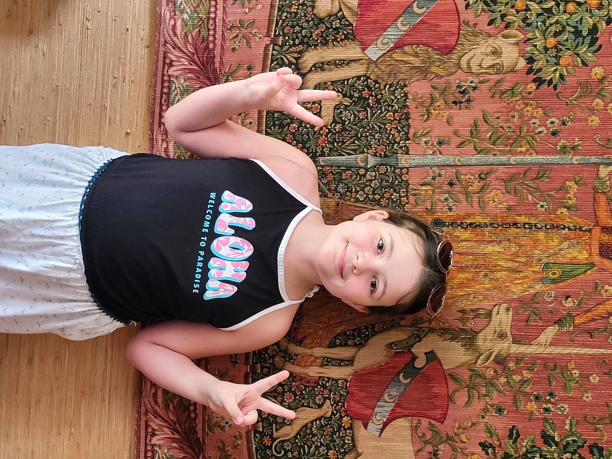 Fiorella a rejoint le concours — aidez-le/la à gagner de superbes lots ! art, chest, cool, facial_expression, fashion, flash_photography, grass, happy, human_leg, joy, long_hair, pattern, people_in_nature, person, pink, red, smile, t_shirt, thigh, trunk