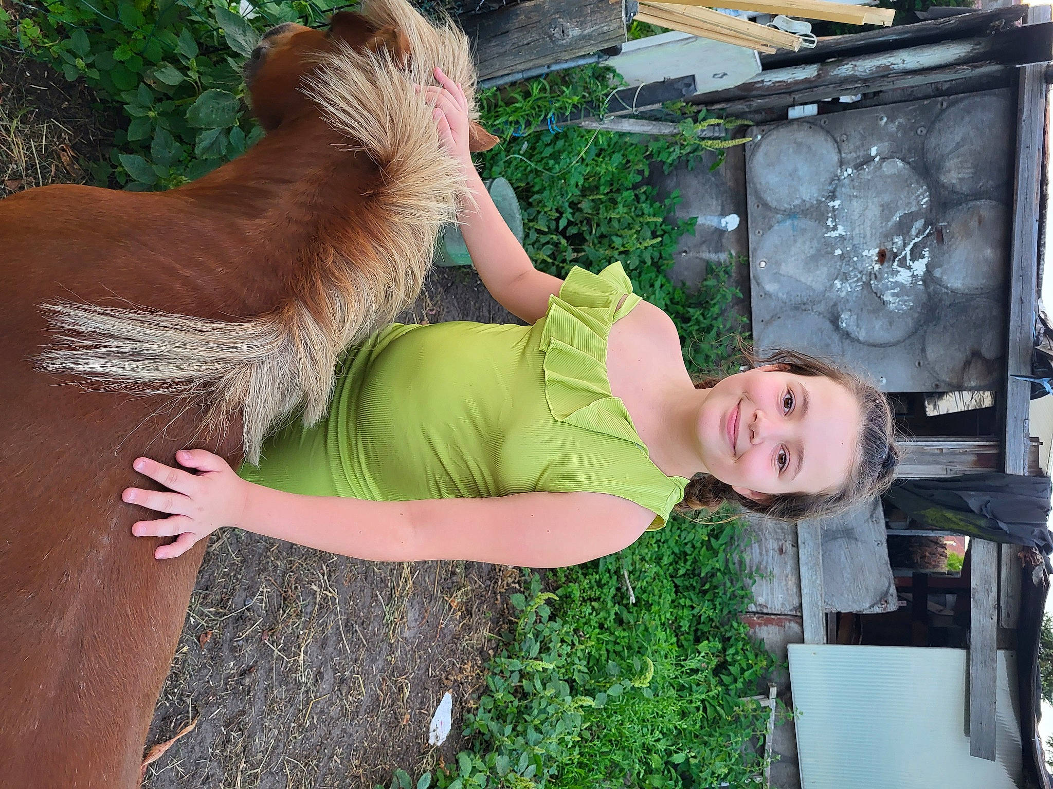 Fiorella a rejoint le concours — aidez-le/la à gagner de superbes lots ! art, backyard, eyewear, fawn, fun, fur, garden, grass, happy, human_leg, joy, lawn_ornament, leisure, peach, people_in_nature, person, plant, sitting, smile, thigh