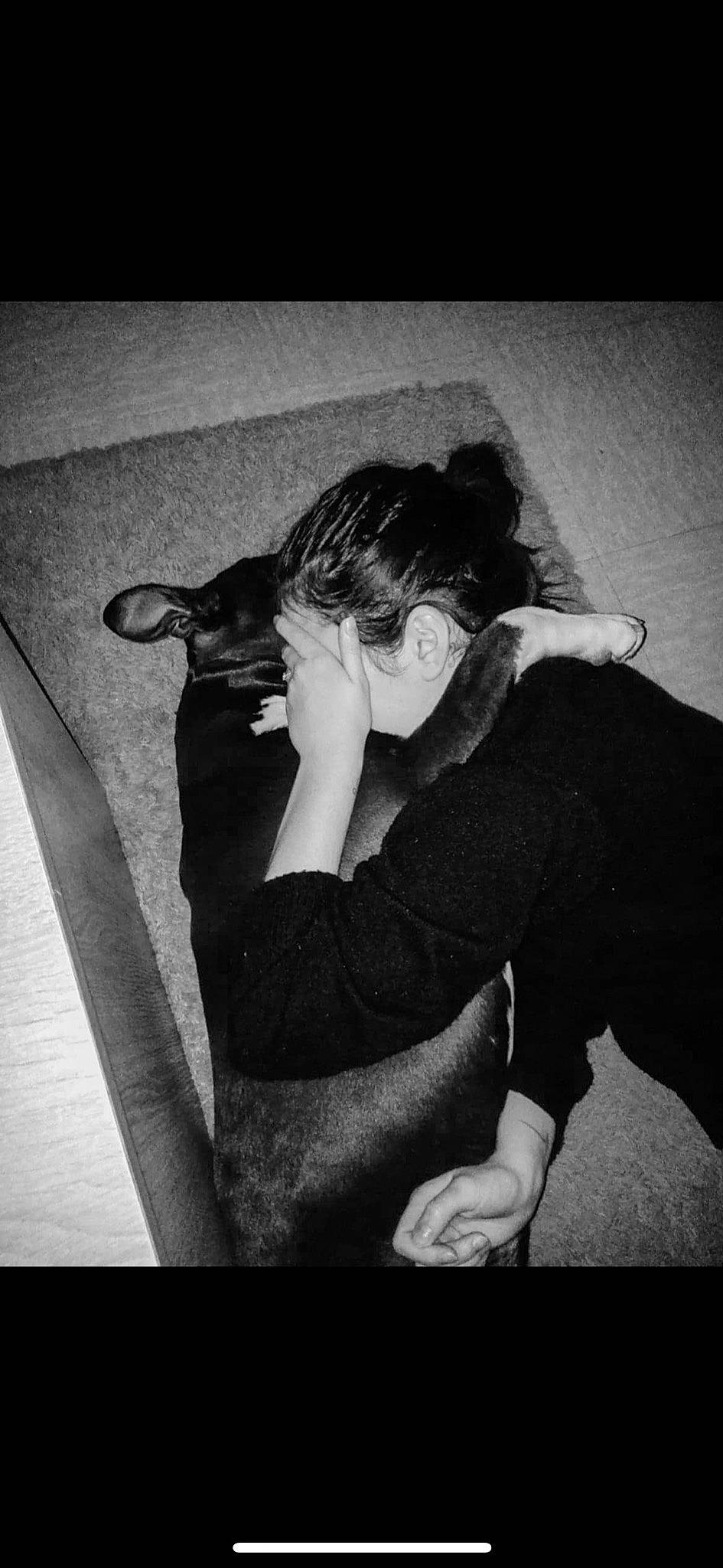 Tayron a rejoint le concours — aidez-le/la à gagner de superbes lots ! arm, black, black_and_white, black_hair, elbow, flash_photography, gesture, hand, leg, monochrome, monochrome_photography, photograph, photography, portrait, sitting, snapshot, stock_photography, style