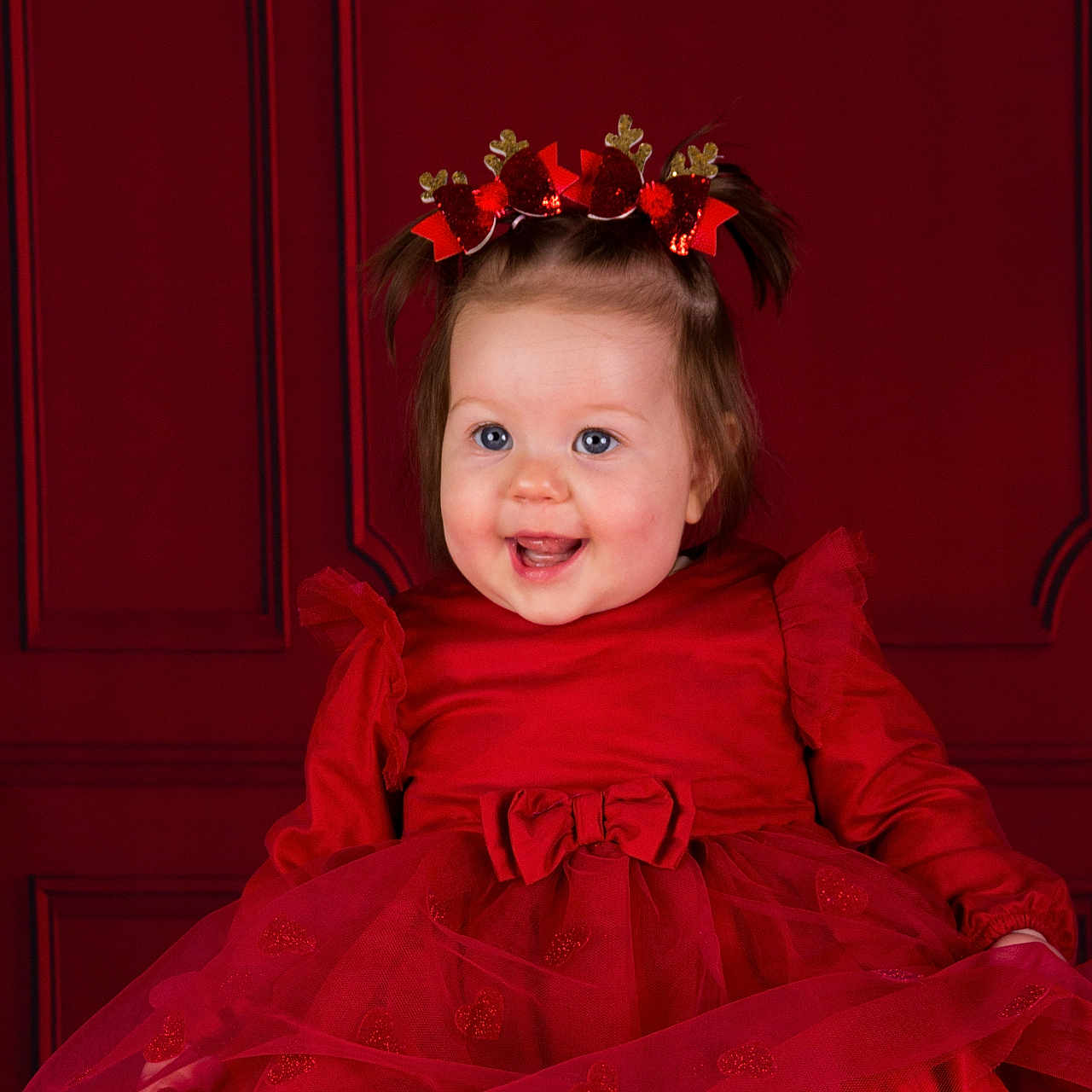 Lynaé a rejoint le concours — aidez-le/la à gagner de superbes lots ! adorable, baby, background, celebration, child, cute, festive, girl, happy, headband, heart_pattern, holiday, indoor, portrait, red_dress, sitting, smiling, studio, toddler, white_socks