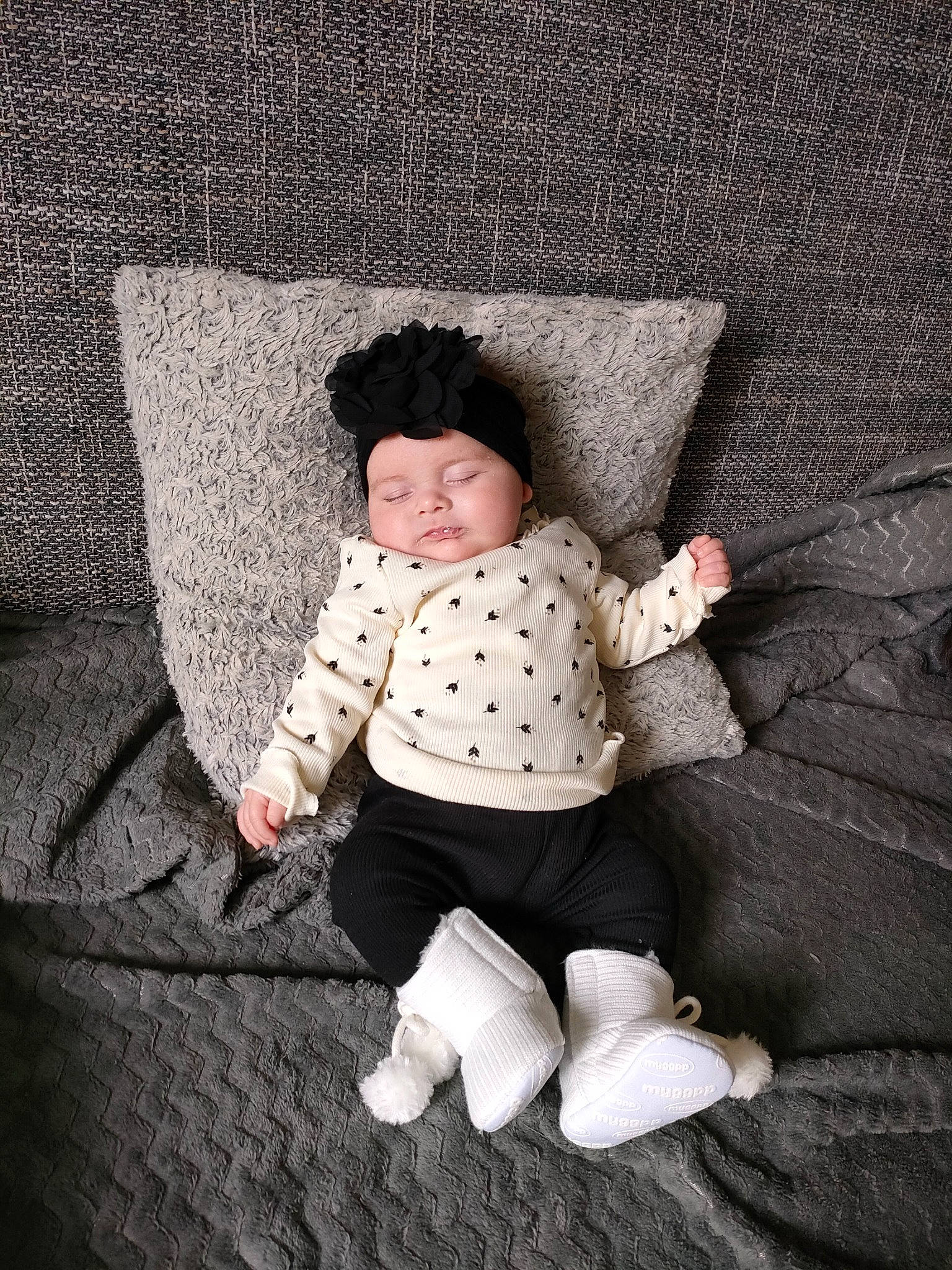 Emma participe au concours pour gagner de l'argent avec cette photo : baby, baby_toddler_clothing, child, comfort, flash_photography, foot, grey, head, headwear, human_body, linens, outerwear, pattern, person, sitting, skin, sleeve, sock, textile, toddler