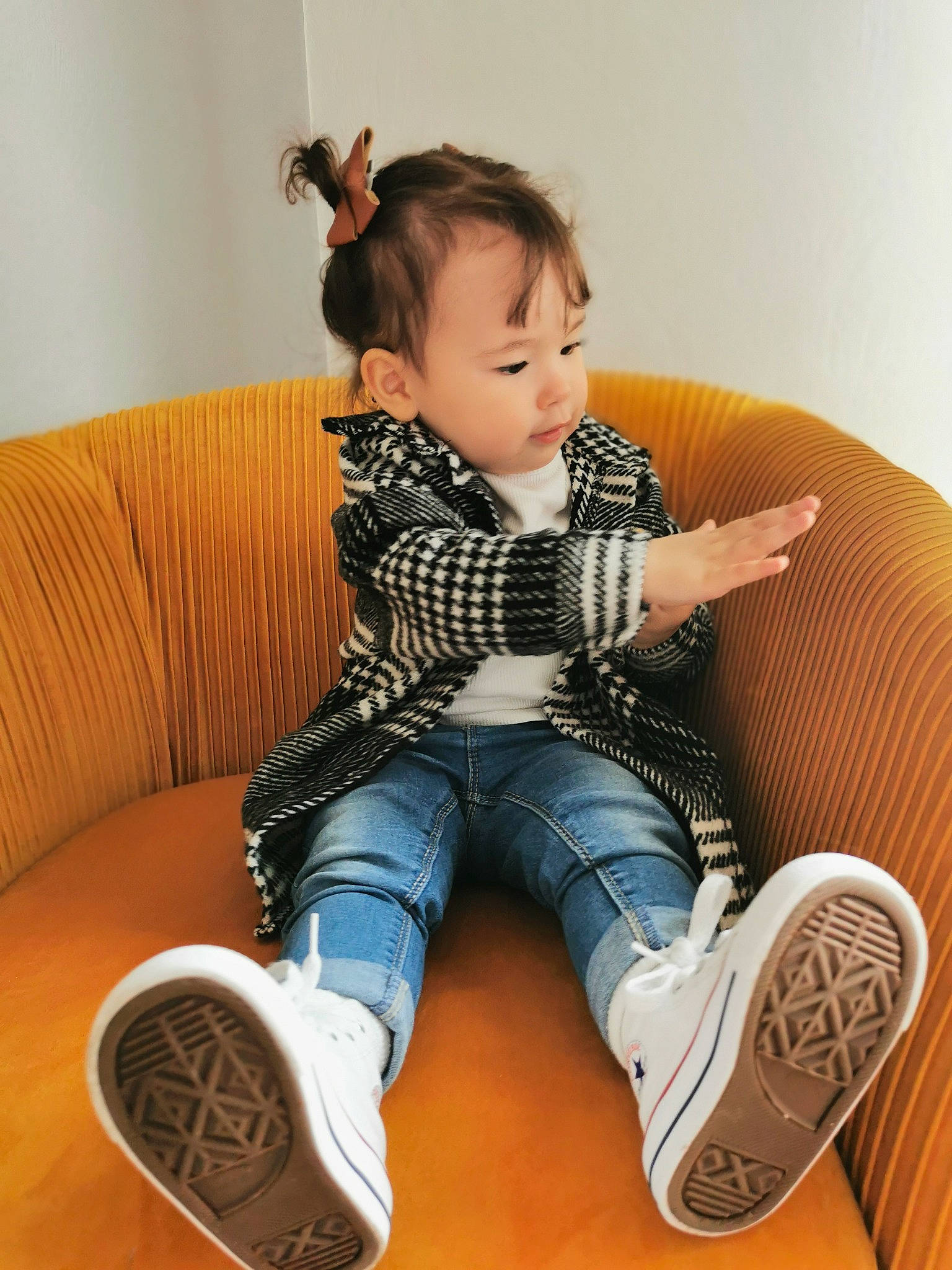 Coleen participe au concours pour gagner de l'argent avec cette photo : baby, baby_toddler_clothing, comfort, denim, electric_blue, finger, footwear, happy, human_leg, jeans, knee, leg, person, shoe, sitting, sleeve, sneakers, thigh, toddler, walking_shoe