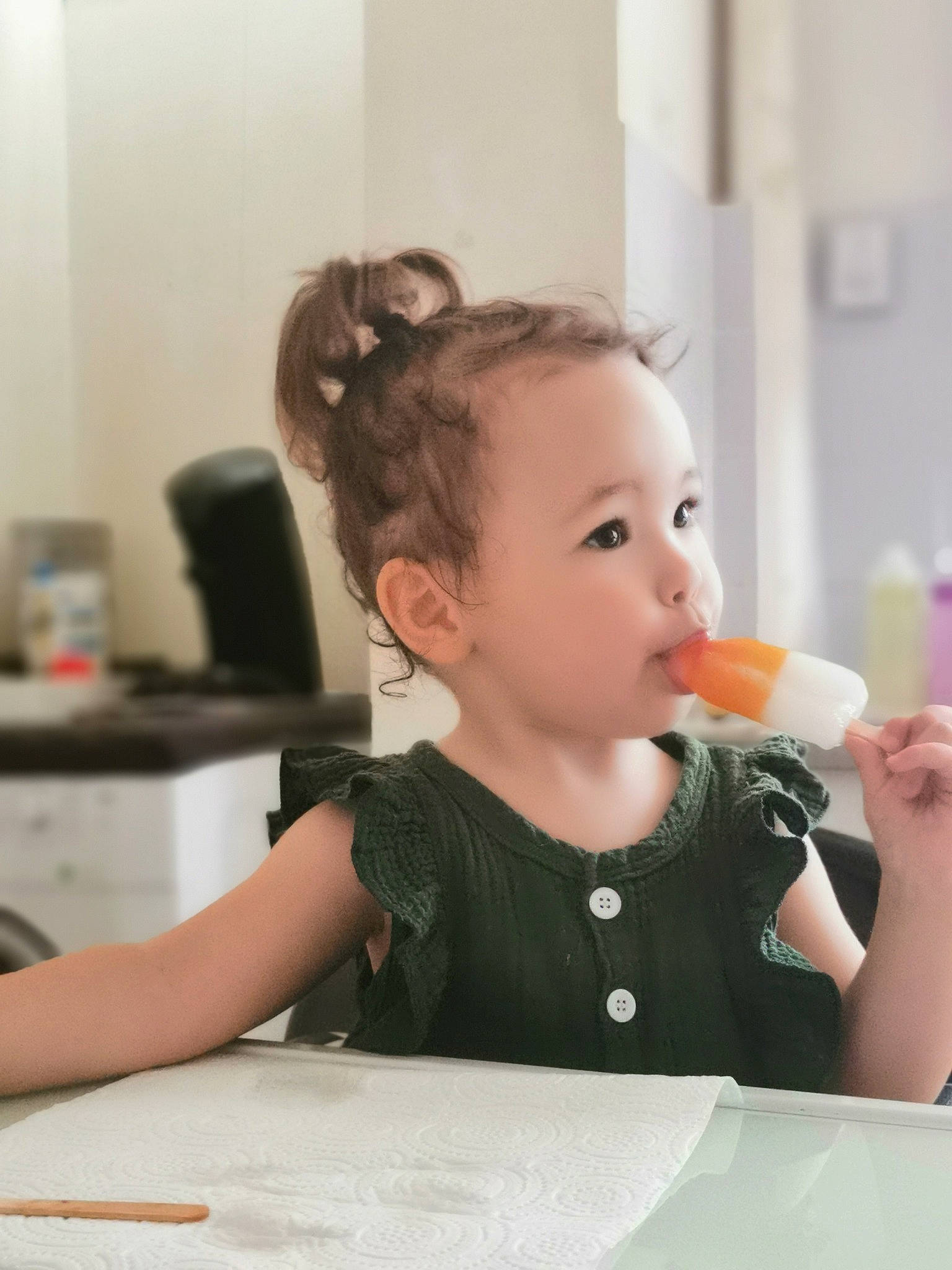 Coleen a rejoint le concours — aidez-le/la à gagner de superbes lots ! audio_equipment, chair, cheek, child, desk, drinkware, ear, eyelash, finger, food, neck, nose, office_supplies, peripheral, person, sitting, t_shirt, table, tableware, toddler