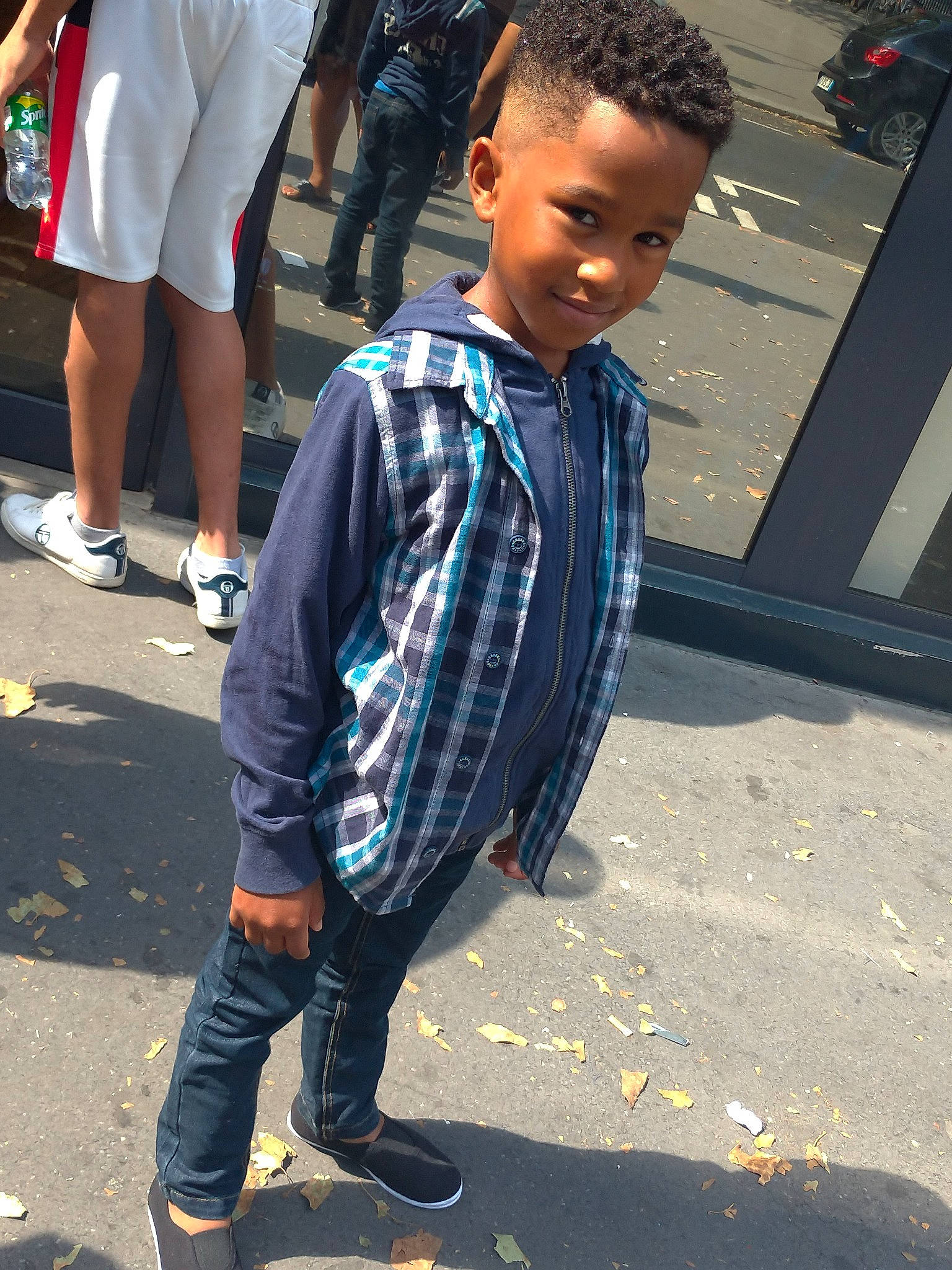 Emmanuel a rejoint le concours — aidez-le/la à gagner de superbes lots ! adaptation, child, cool, footwear, hairstyle, human, jacket, jeans, joy, male, person, shoe, smile, style, t_shirt, vacation