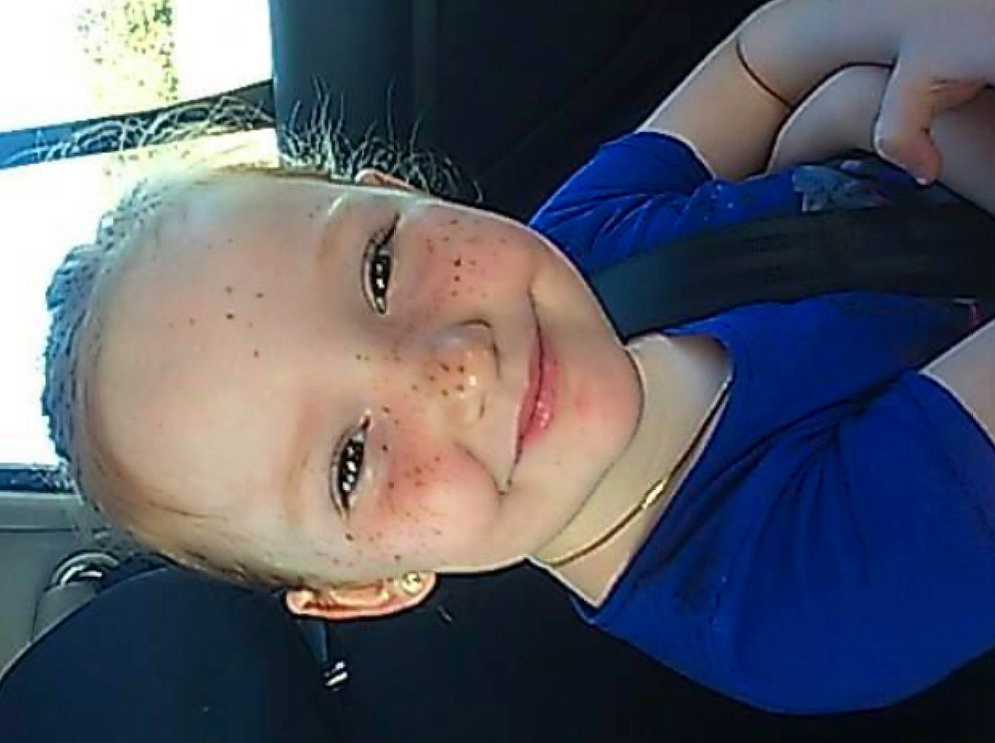 Clara participe au concours pour gagner de l'argent avec cette photo : arm, black_hair, cheek, cool, ear, eye, eyebrow, eyelash, finger, gesture, happy, human_body, jaw, joy, lip, mouth, muscle, neck, nose, person