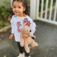 Ameisi participe au concours pour gagner de l'argent avec cette photo : child, clothing, face, female, girl, hair, happy, head, jeans, pants, person, photography, portrait, shorts, sitting, sleeve, smile, standing, teddybear, toy