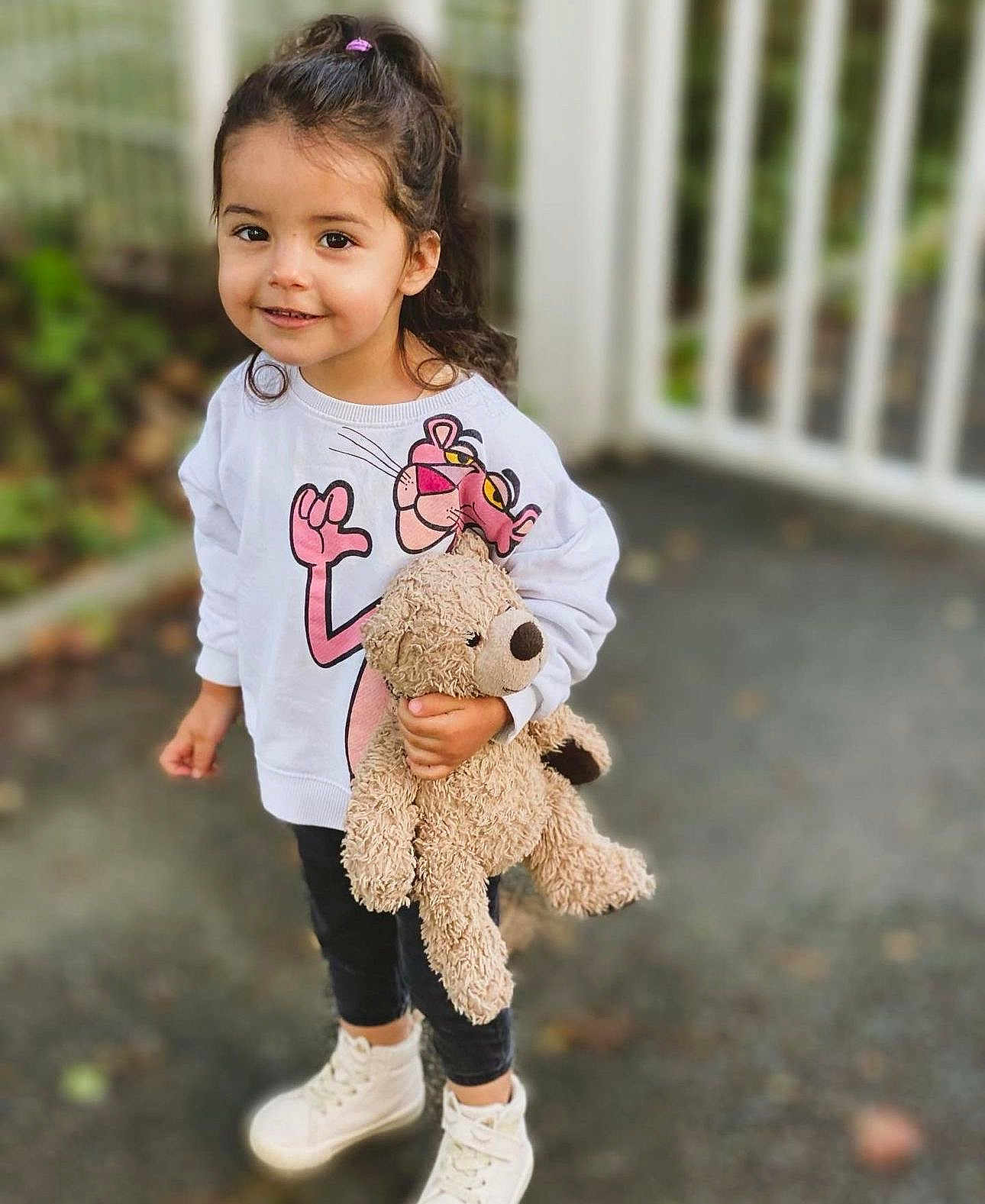 Ameisi participe au concours pour gagner de l'argent avec cette photo : child, clothing, face, female, girl, hair, happy, head, jeans, pants, person, photography, portrait, shorts, sitting, sleeve, smile, standing, teddybear, toy