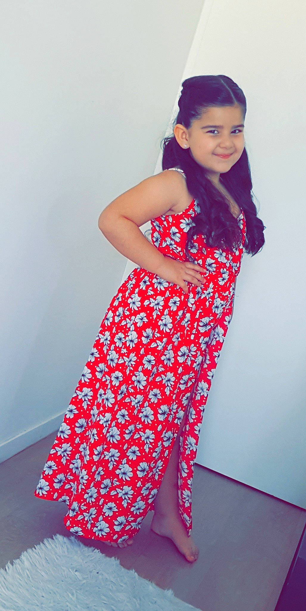 Selena a rejoint le concours — aidez-le/la à gagner de superbes lots ! beauty, clothing, day_dress, dress, fashion_design, fashion_model, formal_wear, hairstyle, joy, long_hair, model, neck, one_piece_garment, pattern, person, photo_shoot, photography, pink, red, shoulder