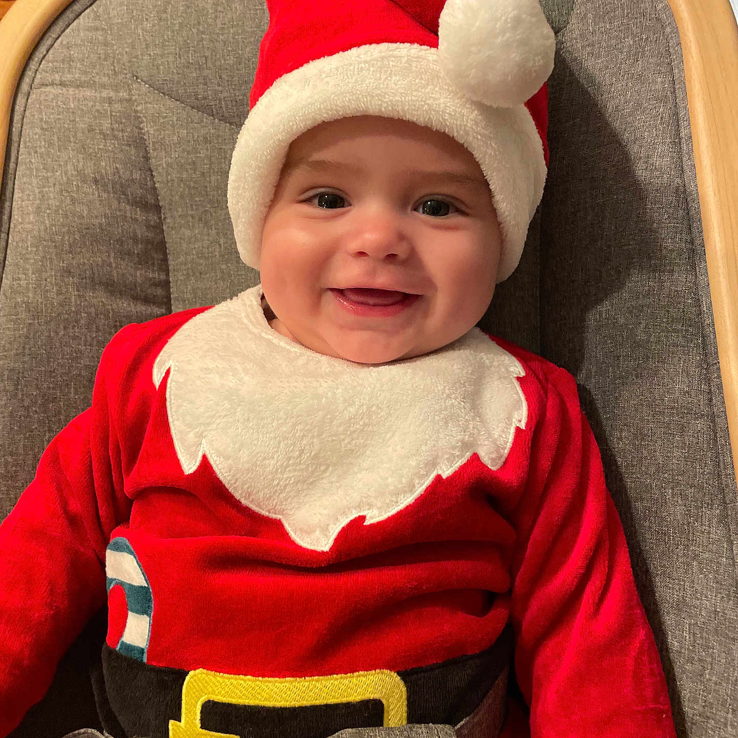 Louis a rejoint le concours — aidez-le/la à gagner de superbes lots ! baby, baby_chair, celebration, child, christmas_outfit, cushion, cute, face, festive, happy, holiday, indoors, infant, portrait, red_clothing, santa_hat, seat_belt, smiling, white_trim, wooden_frame