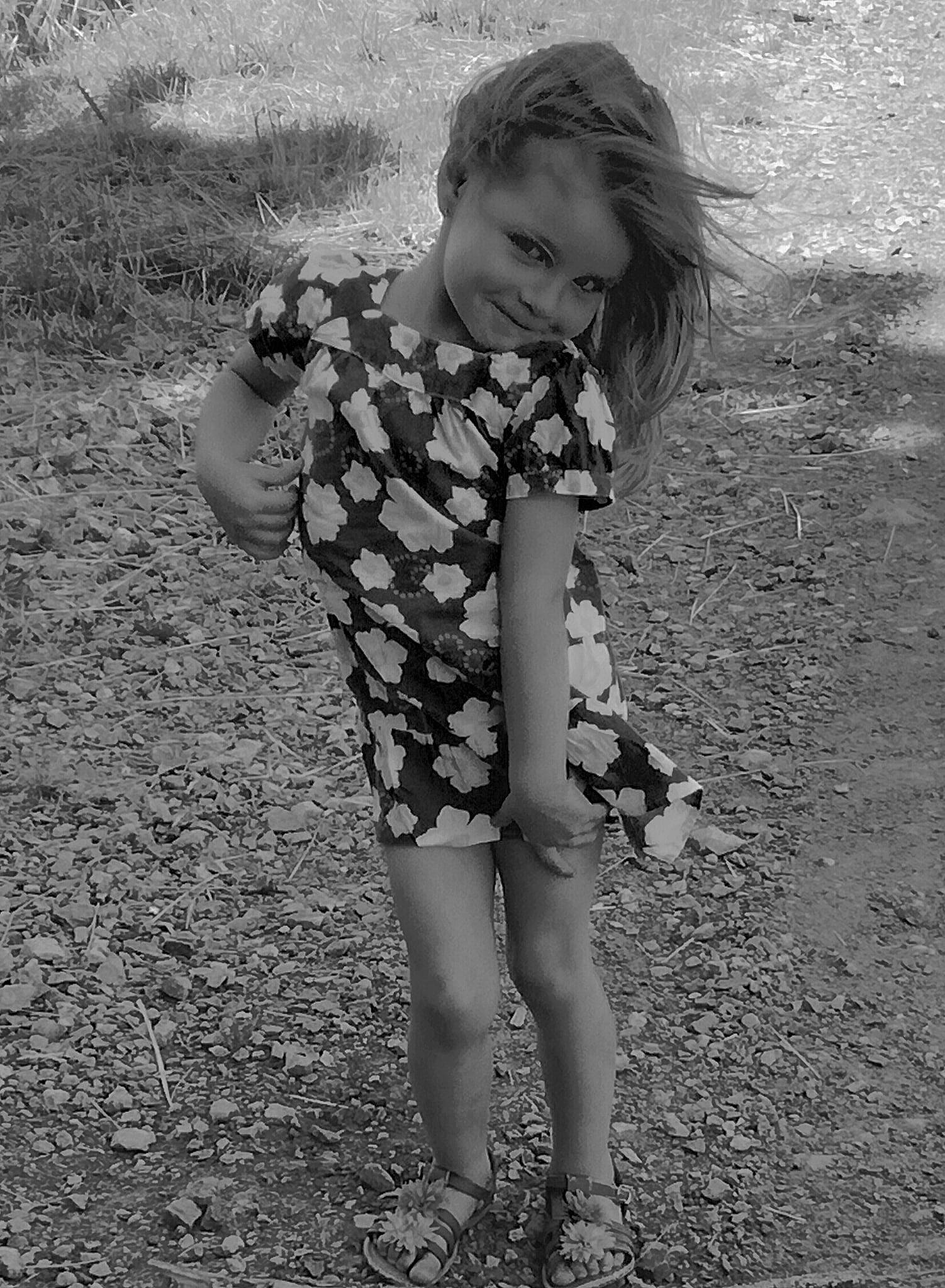 Ines participe au concours pour gagner de l'argent avec cette photo : adaptation, black, black_and_white, child, fun, human_leg, joy, leg, monochrome, monochrome_photography, person, photograph, photography, play, smile, snapshot, standing, style