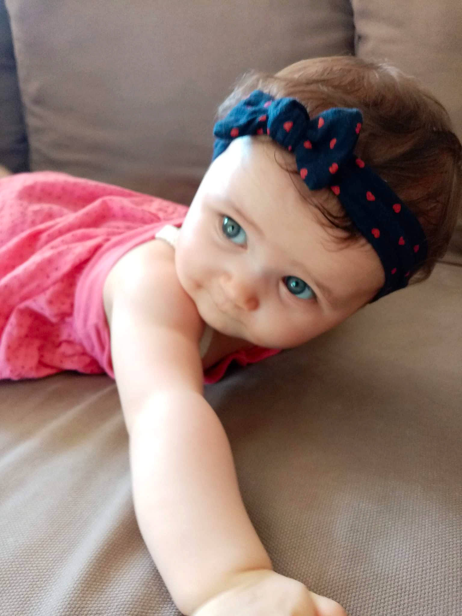 Giulia a rejoint le concours — aidez-le/la à gagner de superbes lots ! baby, brown_hair, cap, cheek, chin, doll, eye, eyebrow, eyelash, flooring, hair_accessory, headband, headpiece, headwear, iris, knit_cap, lip, neck, person, pink