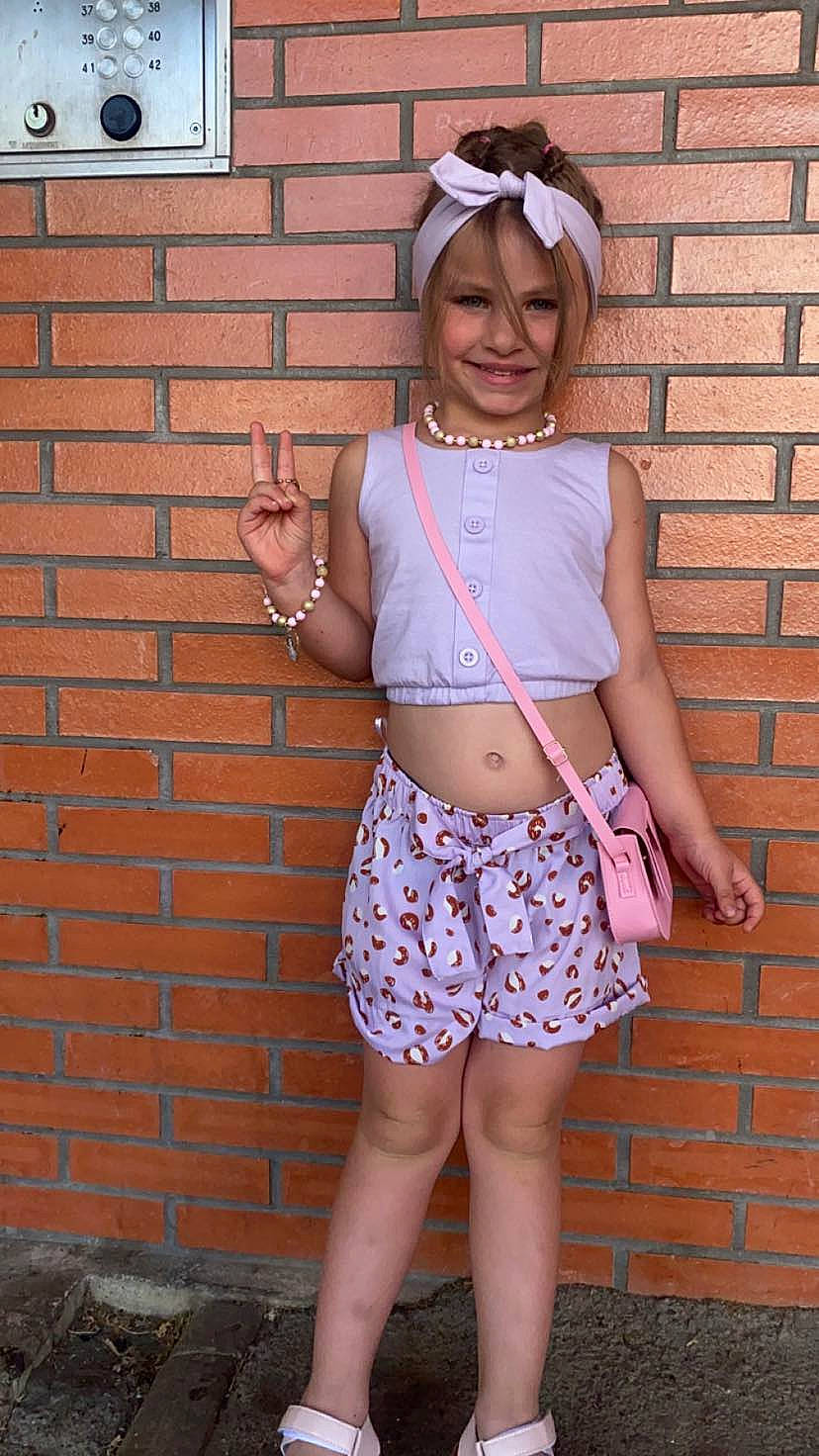 Elena participe au concours pour gagner de l'argent avec cette photo : abdomen, belt, brick, clothing, electric_blue, eyewear, joint, joy, knee, magenta, person, pink, shorts, shoulder, sleeve, smile, t_shirt, textile, thigh, trunk