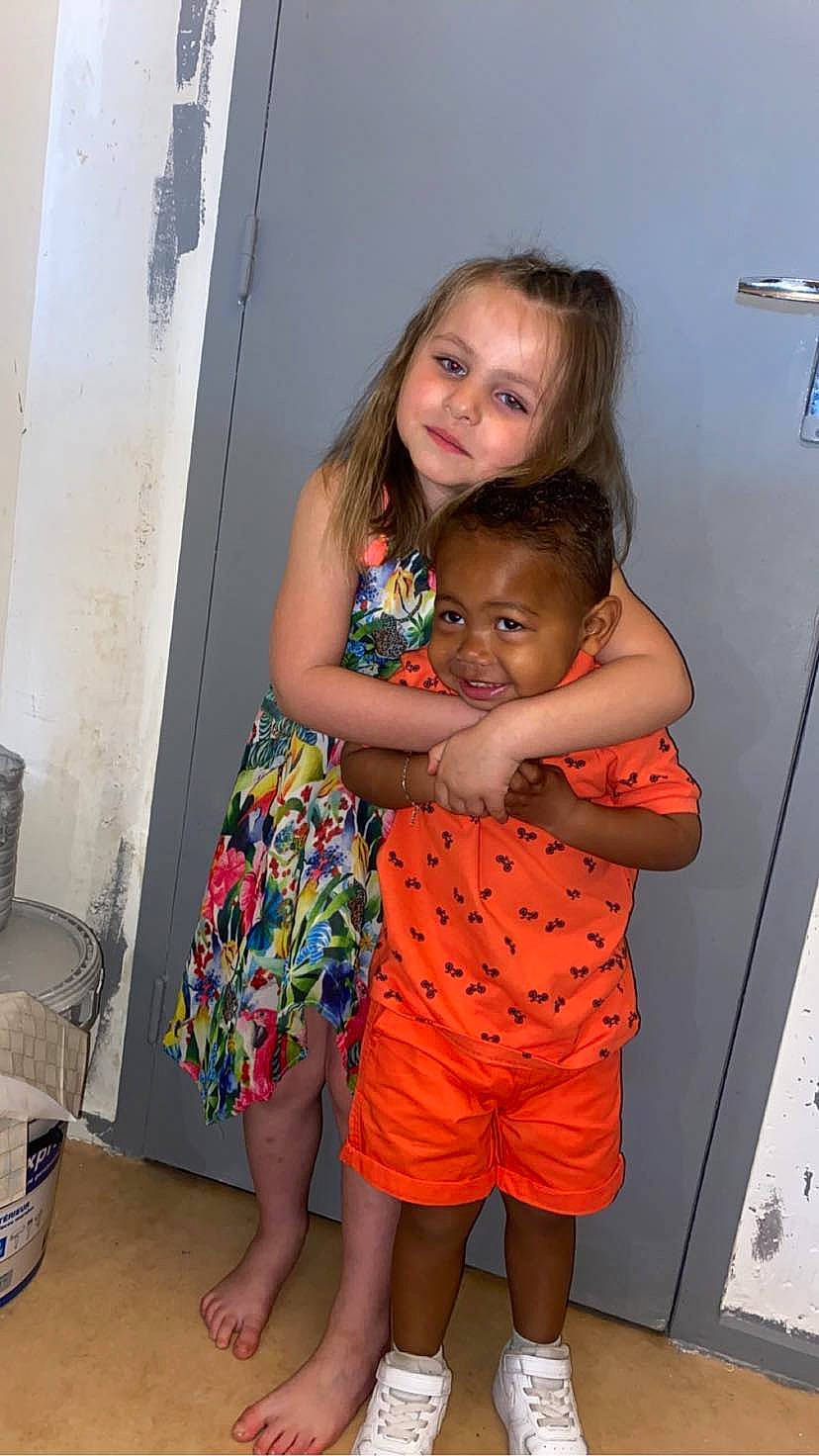 Elena a rejoint le concours — aidez-le/la à gagner de superbes lots ! abdomen, child, event, flooring, fun, gesture, happy, human_leg, joint, joy, party, pattern, person, room, shoulder, smile, standing, t_shirt, thigh, toddler