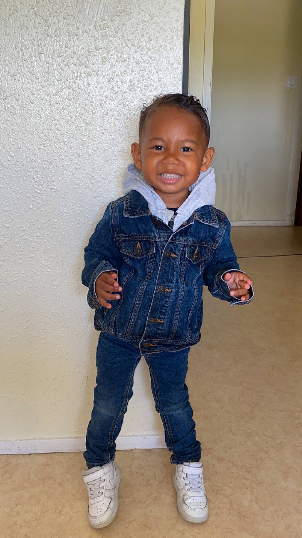 Ibrahim a rejoint le concours — aidez-le/la à gagner de superbes lots ! baby_toddler_clothing, cheek, collar, denim, dress_shirt, electric_blue, gesture, happy, jeans, joint, joy, leg, nose, outerwear, person, skin, sleeve, smile, standing, toddler