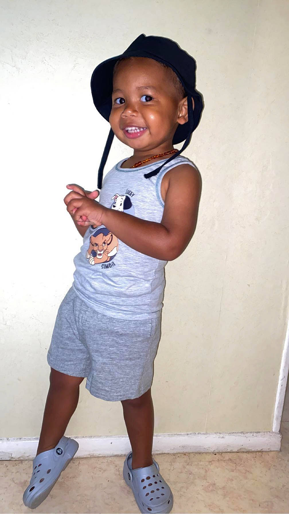 Ibrahim participe au concours pour gagner de l'argent avec cette photo : baby_toddler_clothing, child, clothing, elbow, electric_blue, face, flash_photography, fun, gesture, happy, hat, human_leg, joint, knee, person, shoulder, sleeve, smile, standing, thumb