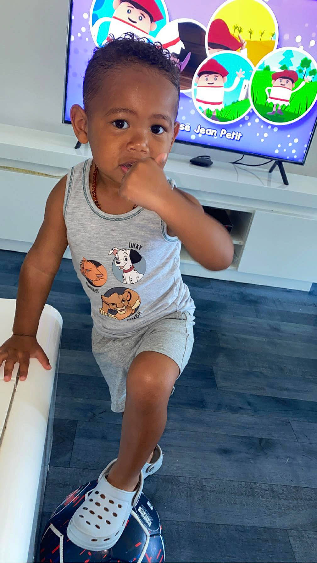 Ibrahim a rejoint le concours — aidez-le/la à gagner de superbes lots ! baby, baby_toddler_clothing, blue, child, electric_blue, flooring, fun, hairstyle, happy, joint, leisure, logo, organ, person, recreation, shorts, sleeve, t_shirt, television, toddler
