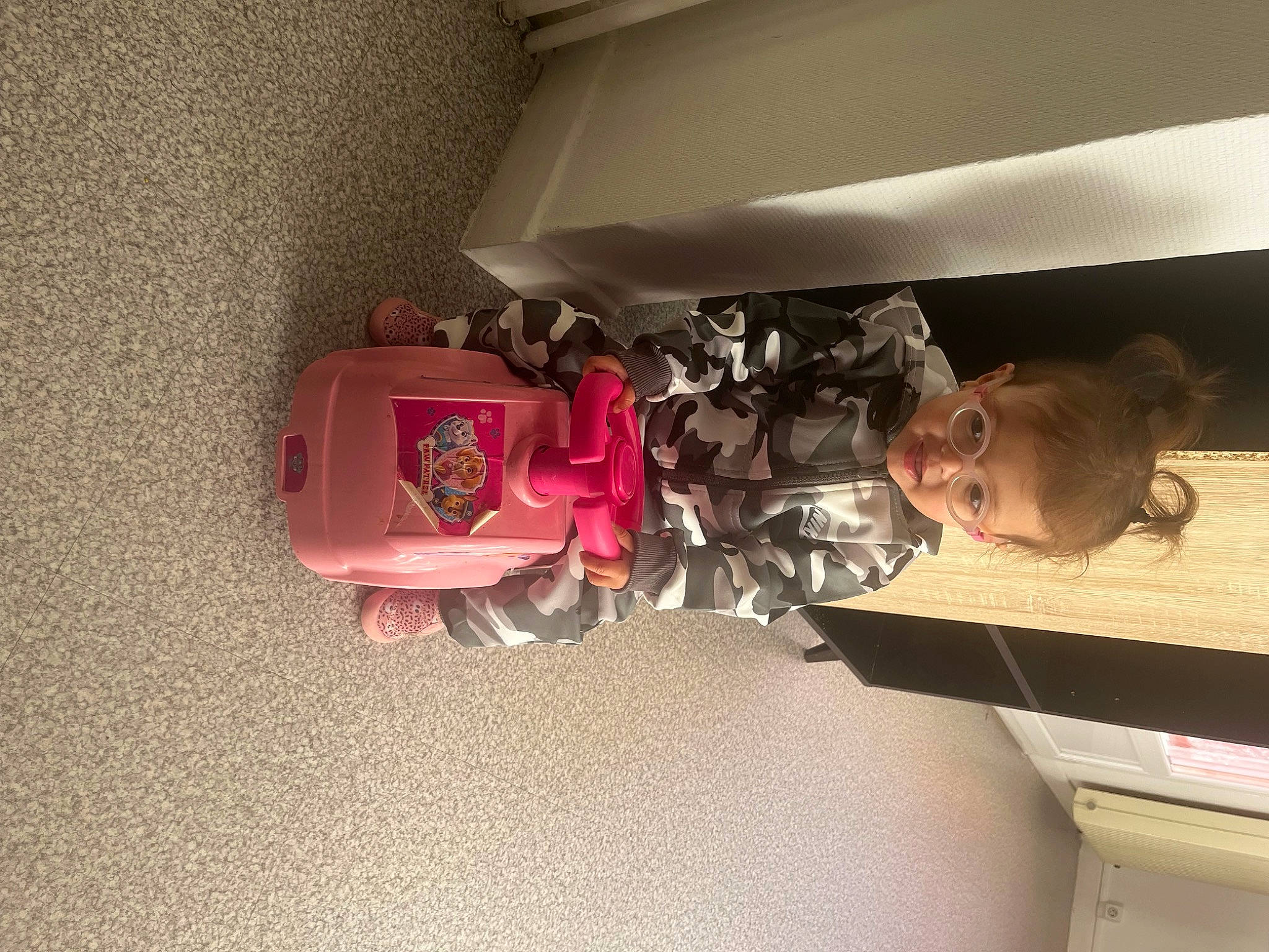 Nour a rejoint le concours — aidez-le/la à gagner de superbes lots ! carmine, ceiling, child, flooring, fun, magenta, person, pink, plant, plaster, room, toddler, toy, wood