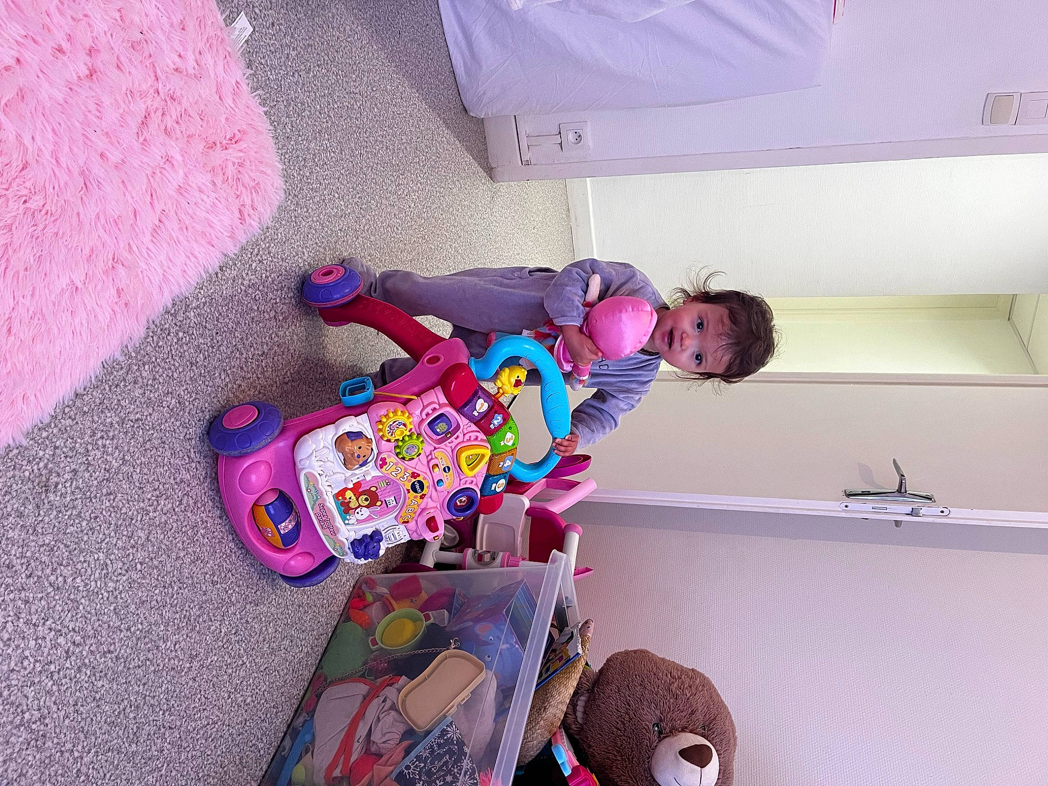 Nour a rejoint le concours — aidez-le/la à gagner de superbes lots ! baby, baby_products, baby_toddler_clothing, baby_toys, child, comfort, fun, leg, magenta, pattern, person, pink, play, purple, room, sitting, toddler, toy, violet