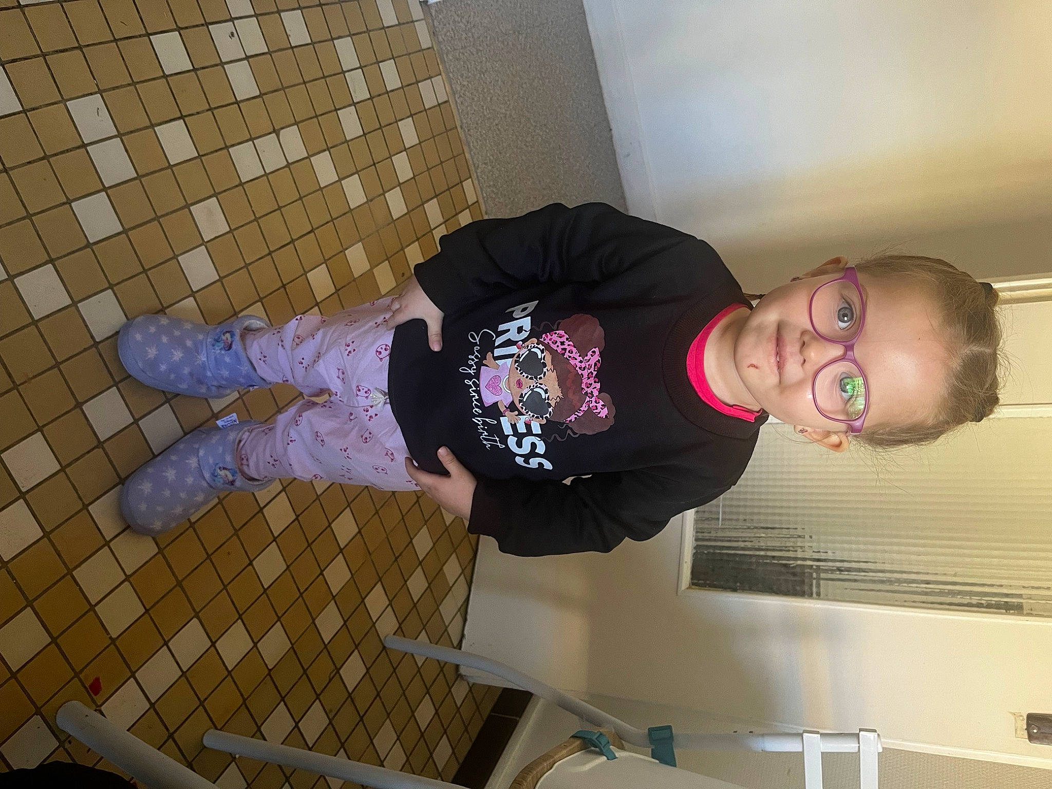 Elya a rejoint le concours — aidez-le/la à gagner de superbes lots ! child, elbow, flooring, fun, pattern, person, room, sleeve, smile, t_shirt, toddler, walking_shoe