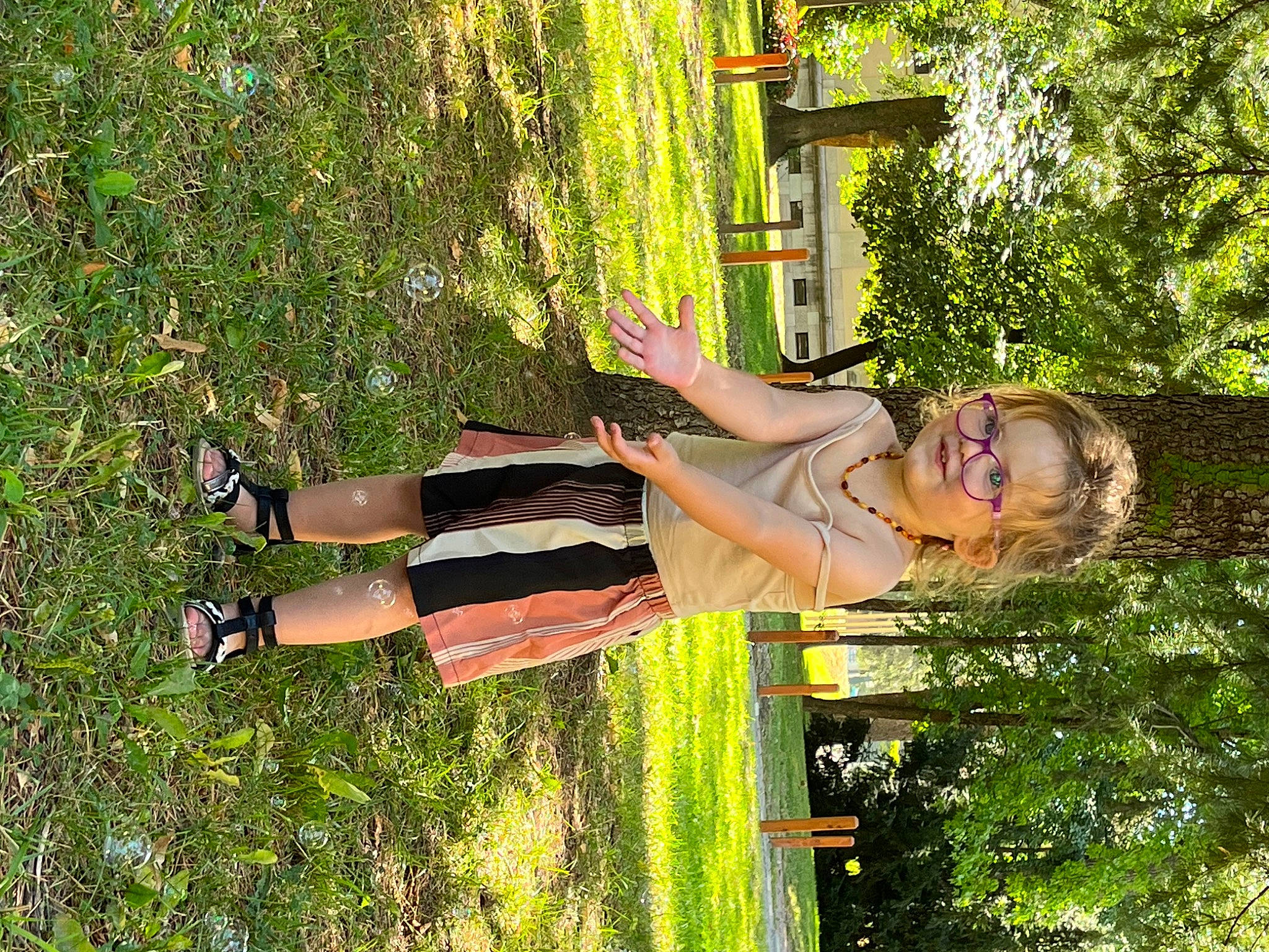 Elya a rejoint le concours — aidez-le/la à gagner de superbes lots ! arm, beauty, elbow, fun, grass, happy, human_body, human_leg, joy, landscape, leisure, people_in_nature, person, plant, recreation, shorts, smile, sunlight, thigh, tree