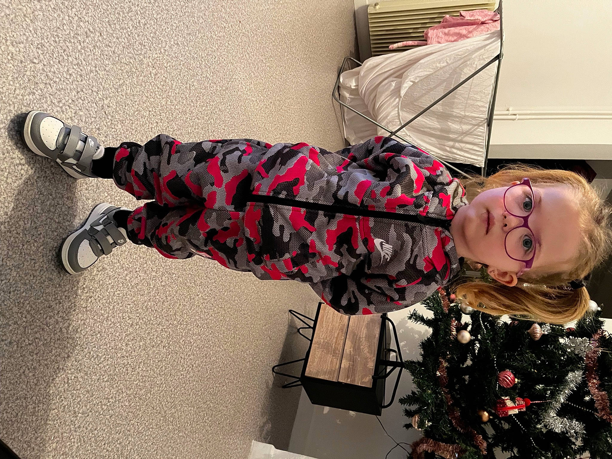 Elya a rejoint le concours — aidez-le/la à gagner de superbes lots ! boot, carmine, cool, costume, dress, event, fashion_accessory, fashion_design, fun, hat, human_leg, knee, leg, pattern, person, room, sitting, sock, thigh, tree