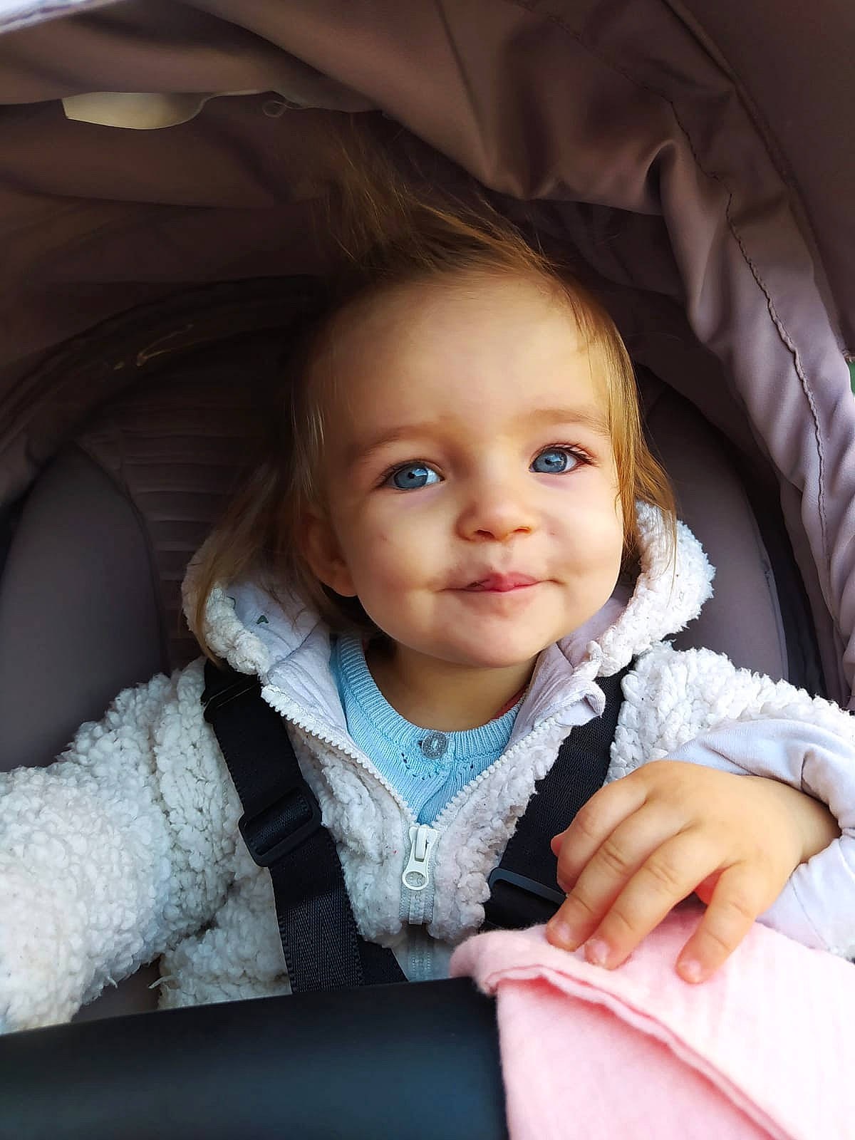 Manon a rejoint le concours — aidez-le/la à gagner de superbes lots ! baby_toddler_clothing, beauty, cheek, child, comfort, eye, facial_expression, flash_photography, gesture, hair, happy, iris, joy, lip, nose, organ, outerwear, person, product, skin