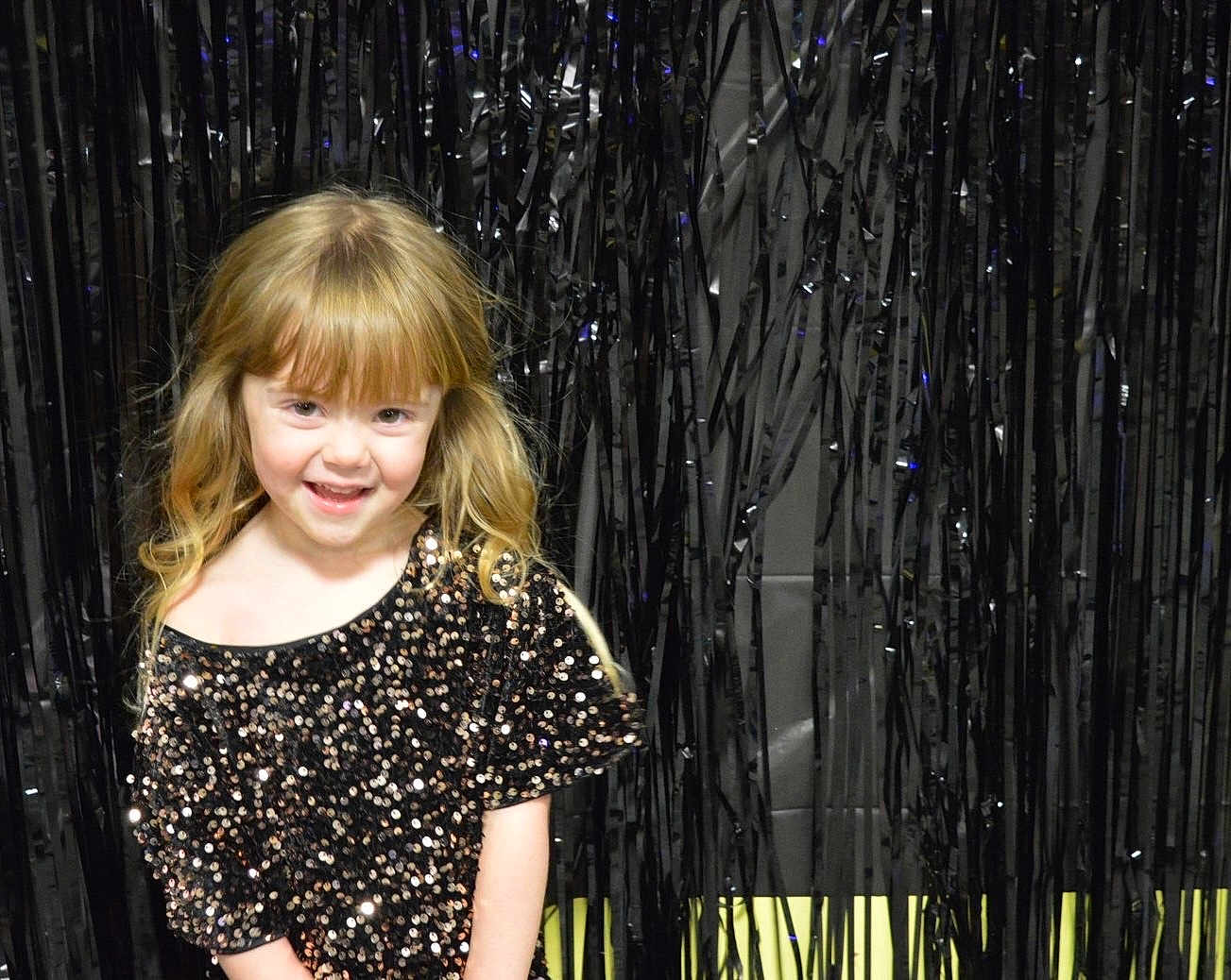 Liana a rejoint le concours — aidez-le/la à gagner de superbes lots ! child, girl, smile, blonde_hair, bangs, sequin_dress, glitter, party_backdrop, black_fringe, portrait, happy, eyes, hair, shoulder, indoors, event, fashion, cute, young_child, celebration