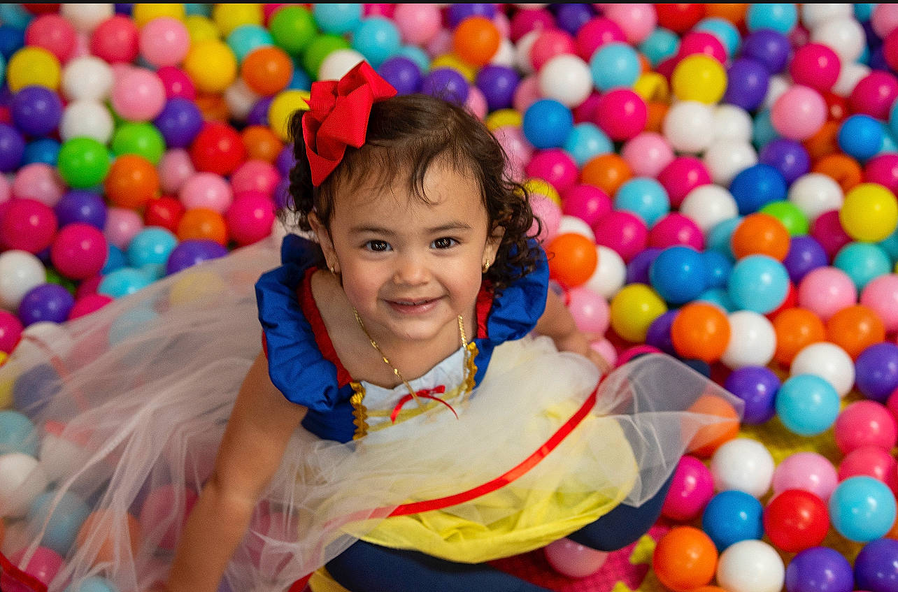 Ainhoa is registered to the contest to win money with this photo: ball, ball_pit, child, clothing, community, event, facial_expression, fun, happy, human_settlement, joy, leisure, people, person, play, playground, public_space, recreation, smile, sweetness
