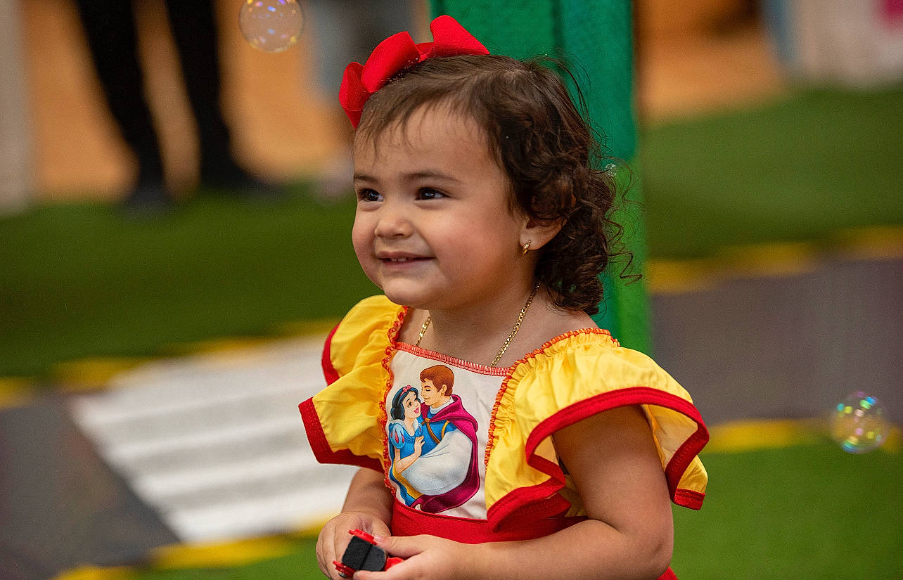 Ainhoa is registered to the contest to win money with this photo: baby_toddler_clothing, birthday, child, chin, dress, entertainment, event, eye, fun, grass, happy, joy, leisure, person, play, recreation, red, skin, smile, t_shirt