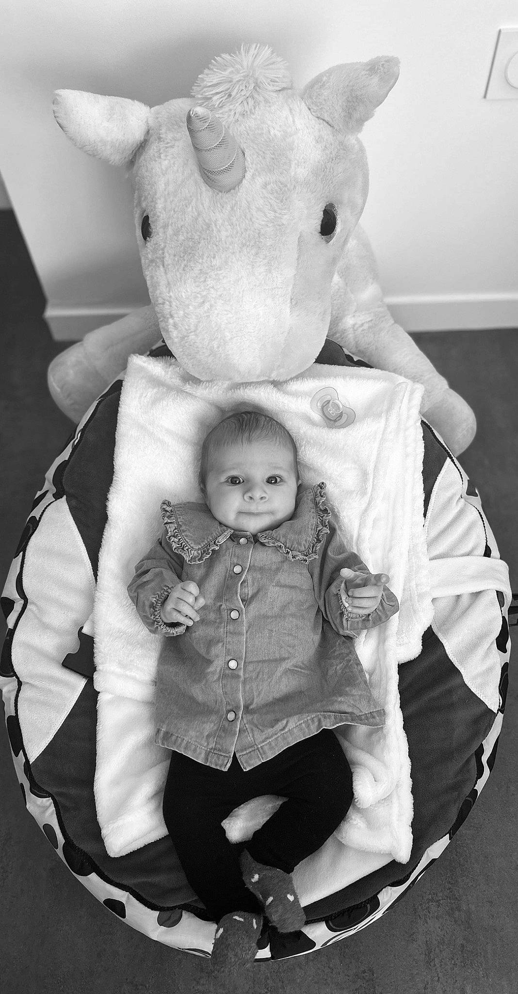 Cataleya a rejoint le concours — aidez-le/la à gagner de superbes lots ! arm, baby, black, black_and_white, eye, gesture, hand, happy, human_body, iris, mammal, monochrome, organ, person, photograph, product, sleeve, style, textile, toy