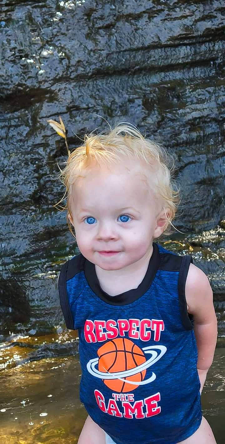 Killian is registered to the contest to win money with this photo: azure, chin, eye, face, facial_expression, hairstyle, happy, head, iris, leaf, lip, nature, organ, people_in_nature, person, plant, skin, smile, standing, water