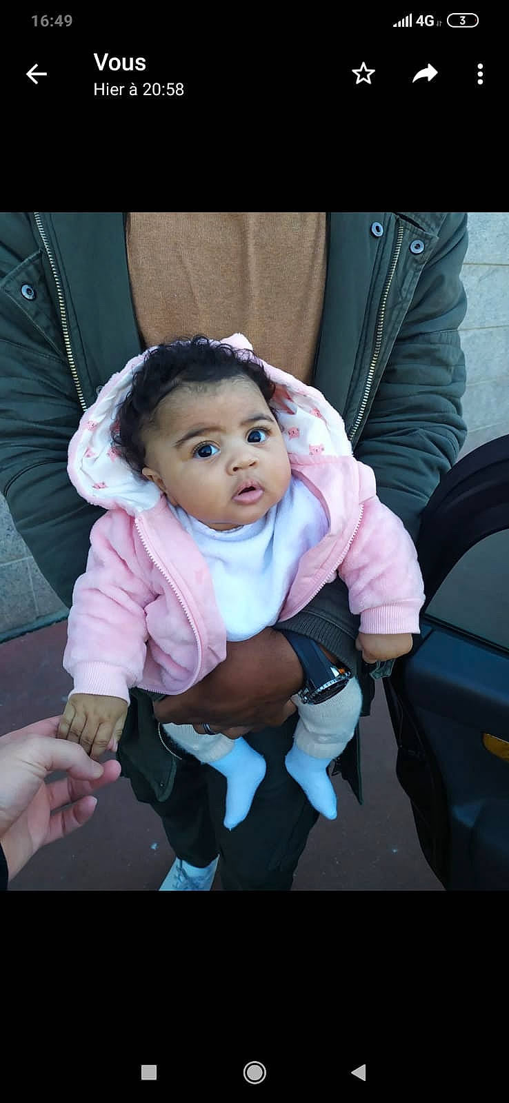 Nayla a rejoint le concours — aidez-le/la à gagner de superbes lots ! baby, baby_carriage, baby_products, baby_toddler_clothing, car_seat, cheek, child, comfort, eye, finger, flash_photography, gesture, happy, iris, mouth, person, product, purple, skin, sleeve