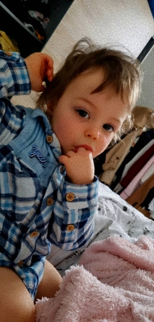 Jayson participe au concours pour gagner de l'argent avec cette photo : arm, baby, cheek, child, comfort, eye, eyelash, finger, happy, lip, mouth, nose, pattern, person, plaid, sitting, skin, sleeve, tartan, textile