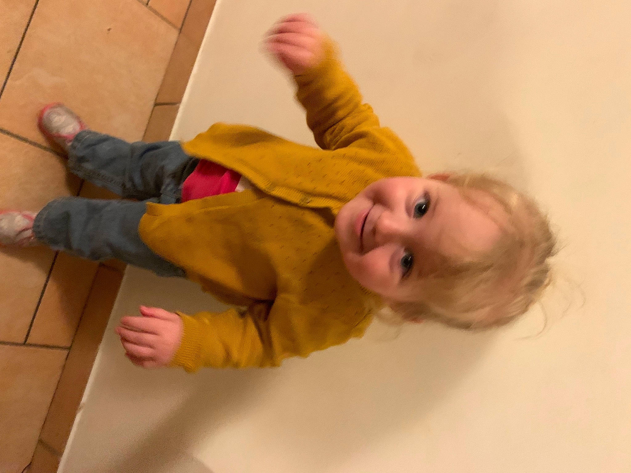Camille a rejoint le concours — aidez-le/la à gagner de superbes lots ! baby, baby_toddler_clothing, child, comfort, floor, flooring, fun, gesture, happy, hardwood, jacket, joint, joy, person, room, sleeve, smile, thumb, toddler, varnish