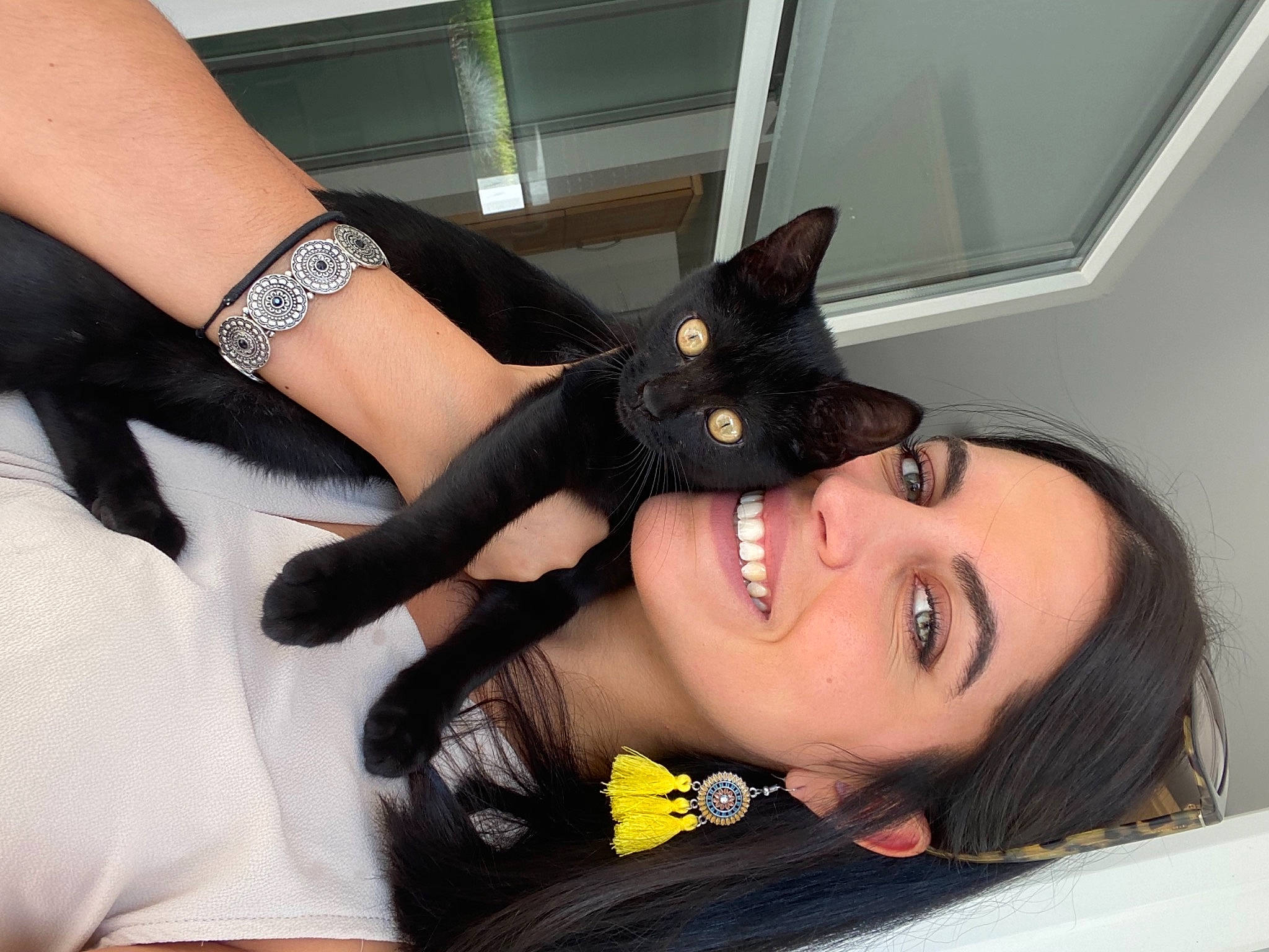 Brioche participe au concours pour gagner de l'argent avec cette photo : black, black_cat, black_hair, cat, cool, ear, eye, fashion_accessory, felidae, finger, glove, hair, hand, long_hair, mouth, nail, small_to_medium_sized_cats, smile, whiskers