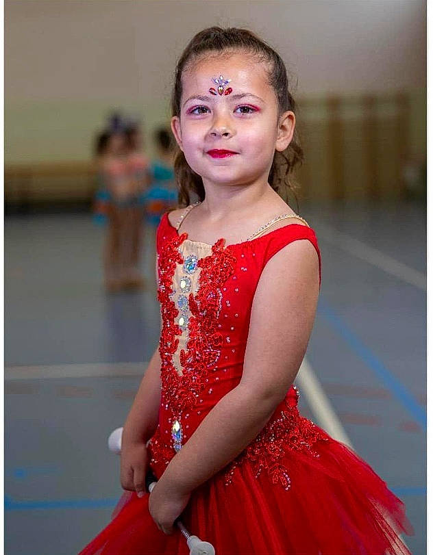 Ines a rejoint le concours — aidez-le/la à gagner de superbes lots ! beauty, croydon_facelift, dance, dress, electric_blue, entertainment, event, face, fashion_design, formal_wear, hair, happy, head, joy, long_hair, one_piece_garment, performing_arts, person, smile, thigh