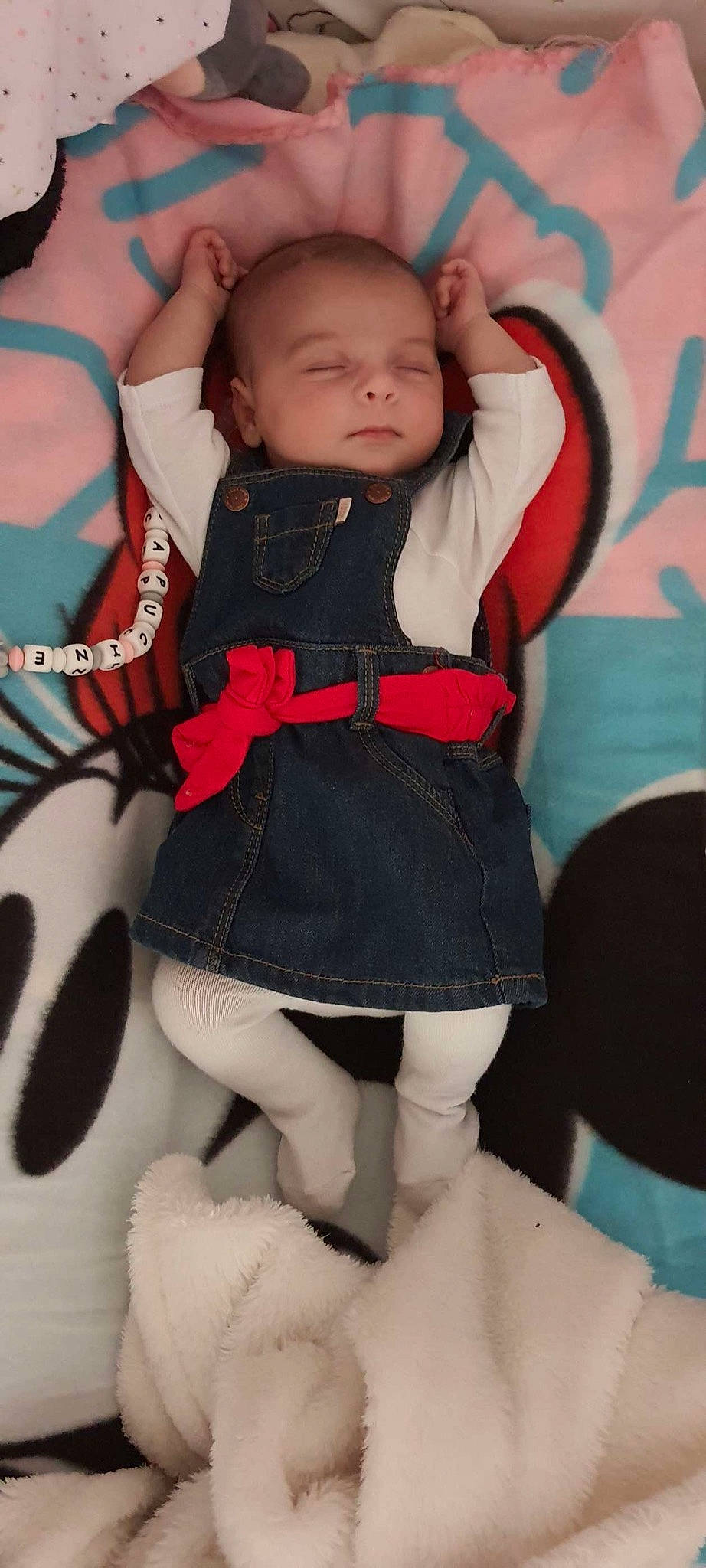 Capucine participe au concours pour gagner de l'argent avec cette photo : arm, baby, baby_toddler_clothing, child, dress, eye, face, hand, human_leg, knee, leg, pattern, person, pink, skin, sleeve, sock, thigh, thumb, toddler