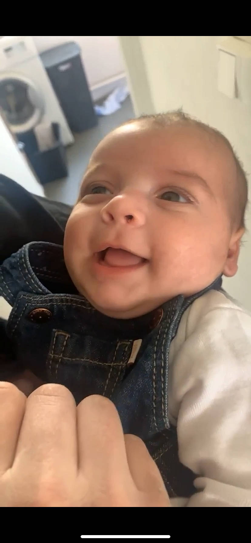 Capucine a rejoint le concours — aidez-le/la à gagner de superbes lots ! baby_toddler_clothing, cheek, chin, eyebrow, facial_expression, finger, gesture, hairstyle, happy, head, iris, lip, mouth, nail, neck, nose, person, skin, smile, thumb