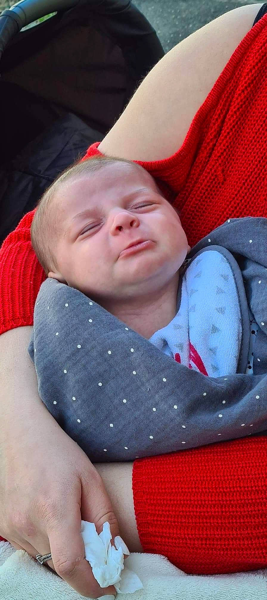 Capucine participe au concours pour gagner de l'argent avec cette photo : baby, baby_carriage, baby_products, baby_toddler_clothing, carmine, cheek, child, comfort, electric_blue, finger, fun, grass, happy, linens, pattern, person, red, sitting, sleep, textile