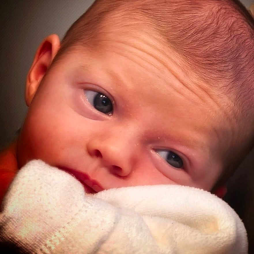 Giulia participe au concours pour gagner de l'argent avec cette photo : adorable, baby, blanket, child, close_up, cozy, curious, cute, expression, eyes, face, head, infant, newborn, portrait, skin_texture, sleepwear, soft_skin, warm, young