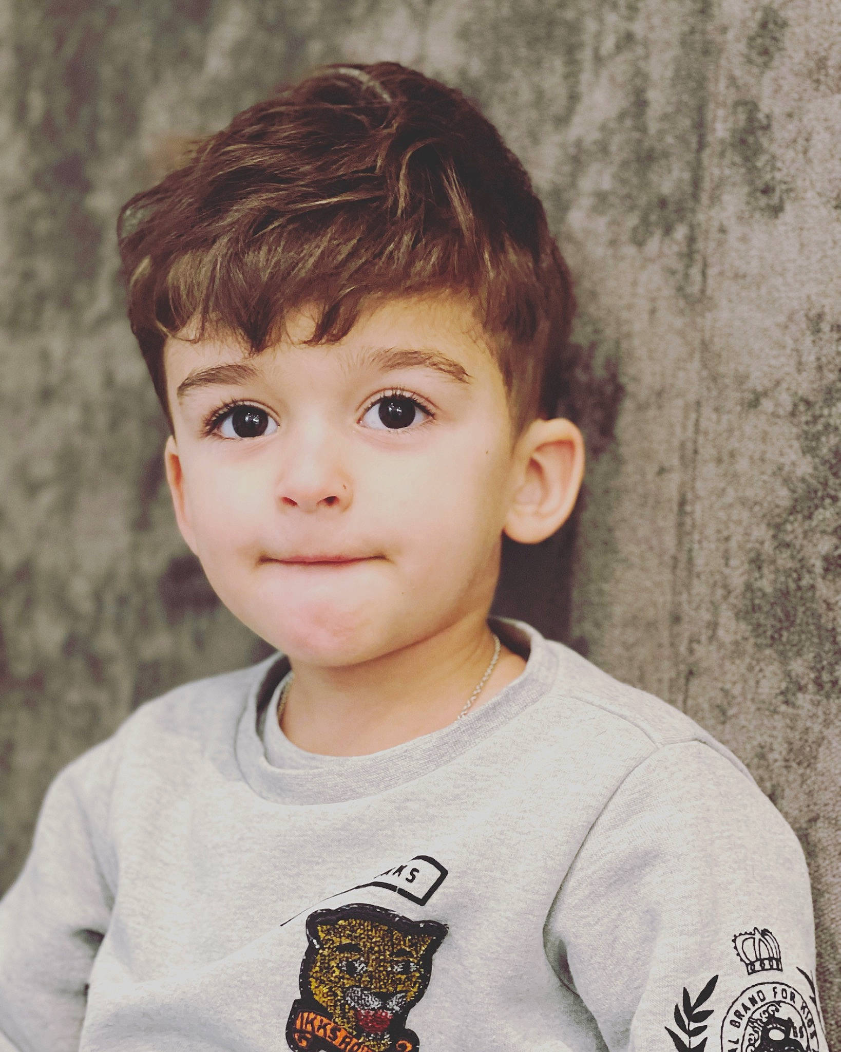 Ismael participe au concours pour gagner de l'argent avec cette photo : bangs, blond, cheek, eyebrow, eyelash, face, flash_photography, forehead, gesture, hair, happy, iris, jaw, lip, neck, nose, person, sleeve, smile, t_shirt