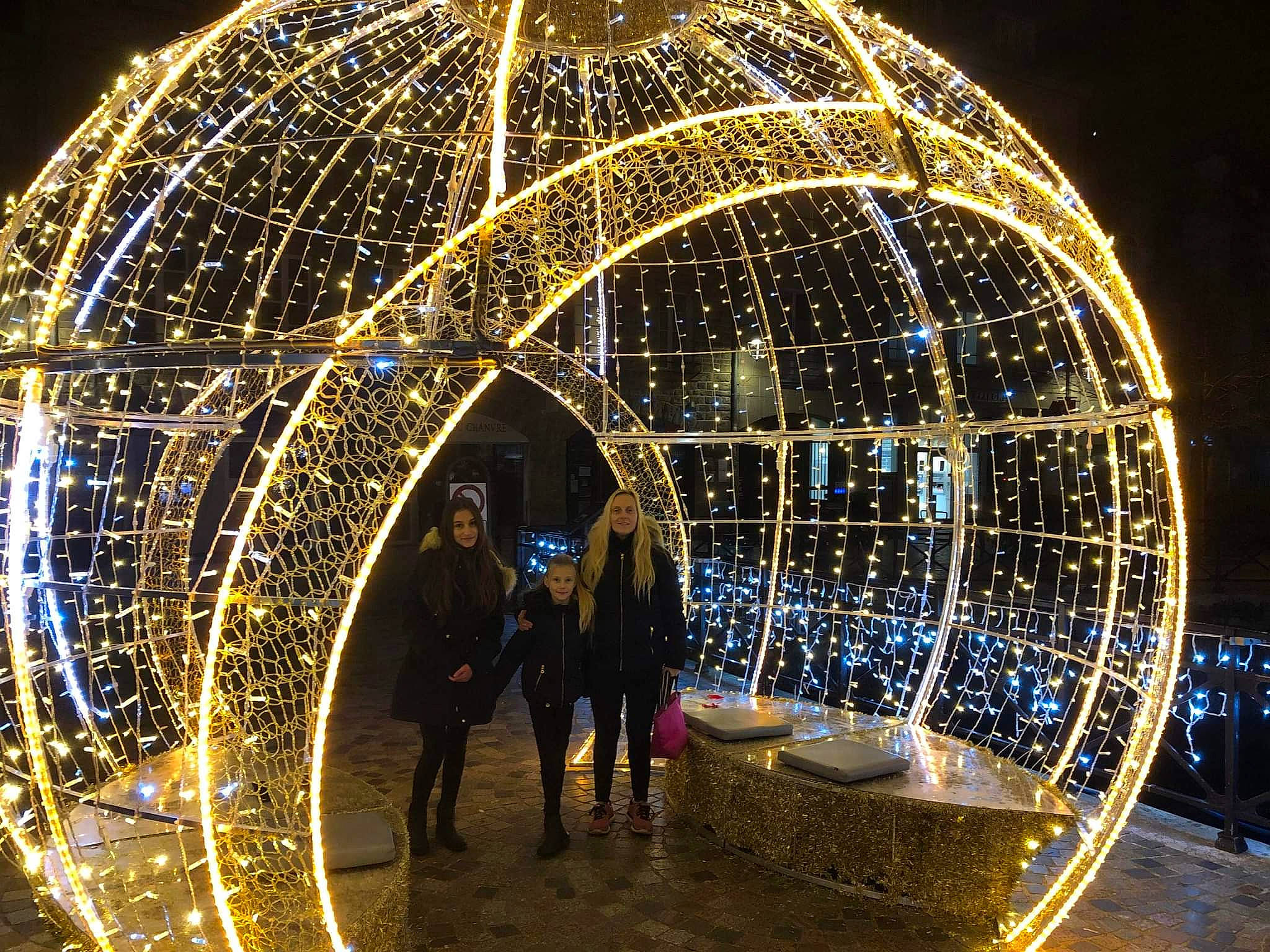 Louna a rejoint le concours — aidez-le/la à gagner de superbes lots ! art, beauty, building, circle, darkness, electric_blue, electricity, entertainment, event, fun, joy, landmark, leisure, light, metropolitan_area, midnight, nature, person, recreation, space