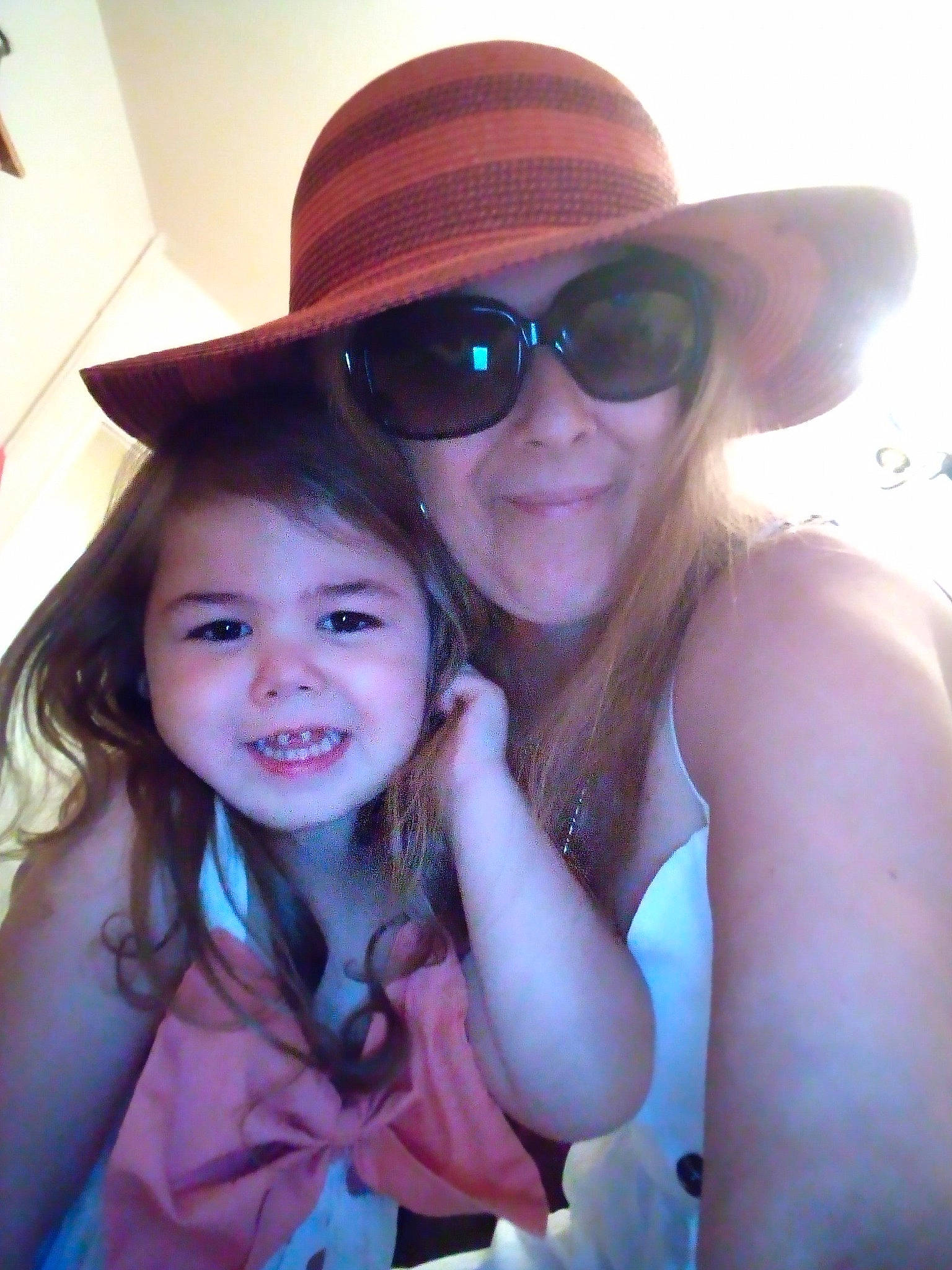 Jade a rejoint le concours — aidez-le/la à gagner de superbes lots ! cool, eyewear, face, fashion, fedora, fun, gesture, glasses, goggles, happy, hat, headgear, headwear, joy, lip, person, pink, purple, smile, summer