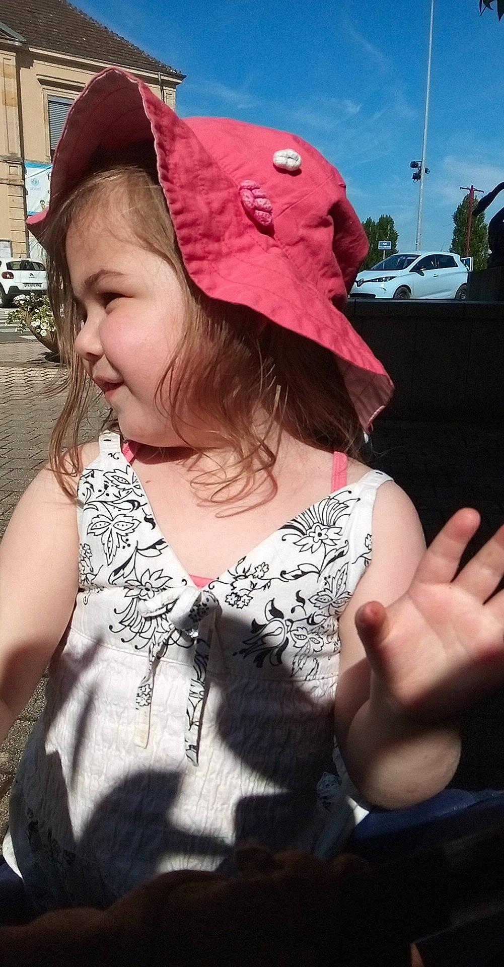 Jade participe au concours pour gagner de l'argent avec cette photo : baseball_cap, cap, cool, eyewear, facial_expression, gesture, hairstyle, happy, headgear, lip, magenta, neck, pattern, person, photograph, pink, sleeve, street_fashion, summer, t_shirt