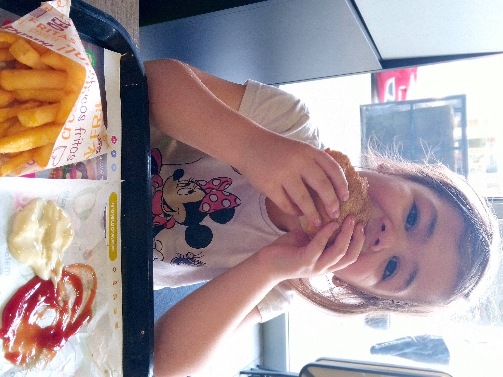 Jade participe au concours pour gagner de l'argent avec cette photo : canadian_cuisine, comfort_food, cuisine, deep_frying, dish, eyelash, eyewear, finger_food, food, french_fries, fried_food, frying, gesture, human_leg, ingredient, junk_food, nail, person, recipe, side_dish