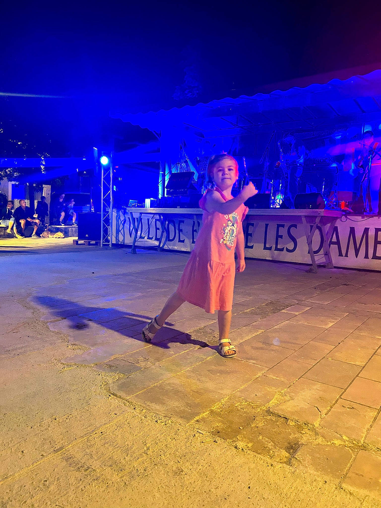 Jade a rejoint le concours — aidez-le/la à gagner de superbes lots ! city, electric_blue, electricity, entertainment, event, flash_photography, flooring, fun, leisure, magenta, midnight, night, performance, performance_art, performing_arts, person, public_event, purple, sky, stage